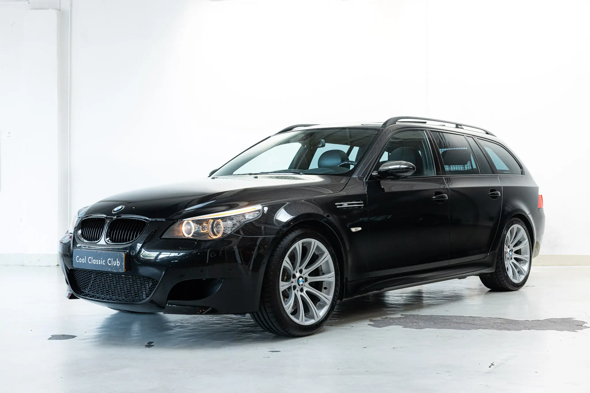 Front oblique view of the 2007 Schwarz BMW E61 M5 Touring
