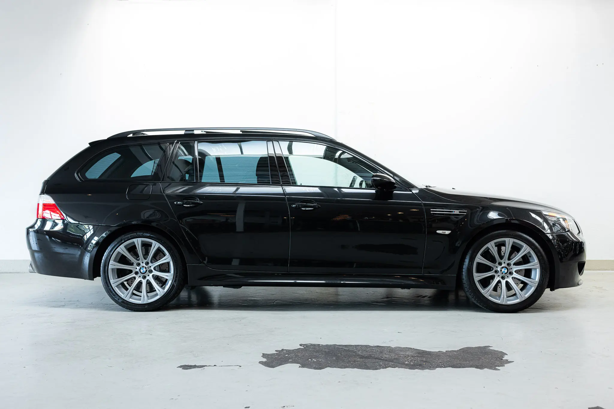 side view of the 2007 Schwarz BMW E61 M5 Touring