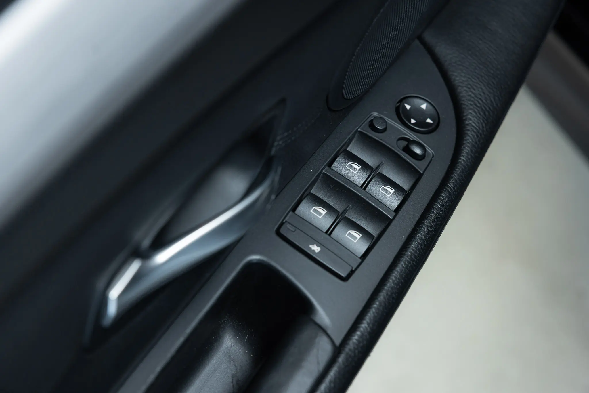 View of electronic window switches of the 2007 Schwarz BMW E61 M5 Touring