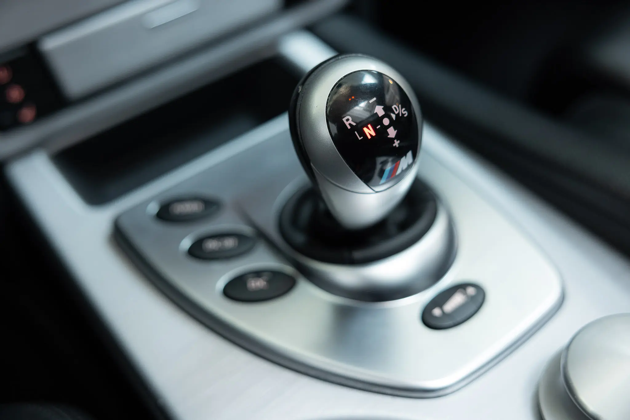 View of gear stick of the 2007 Schwarz BMW E61 M5 Touring 