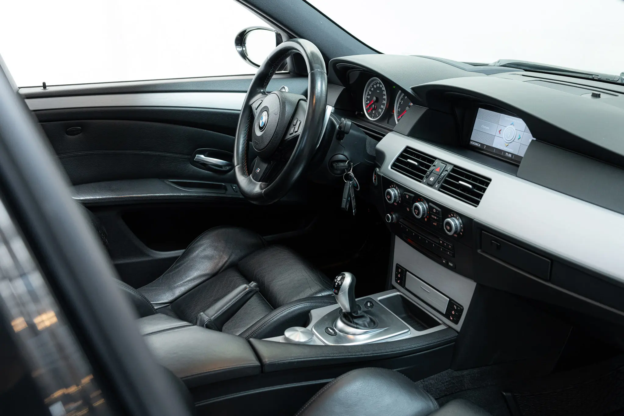 Interior overview of the 2007 Schwarz BMW E61 M5 Touring