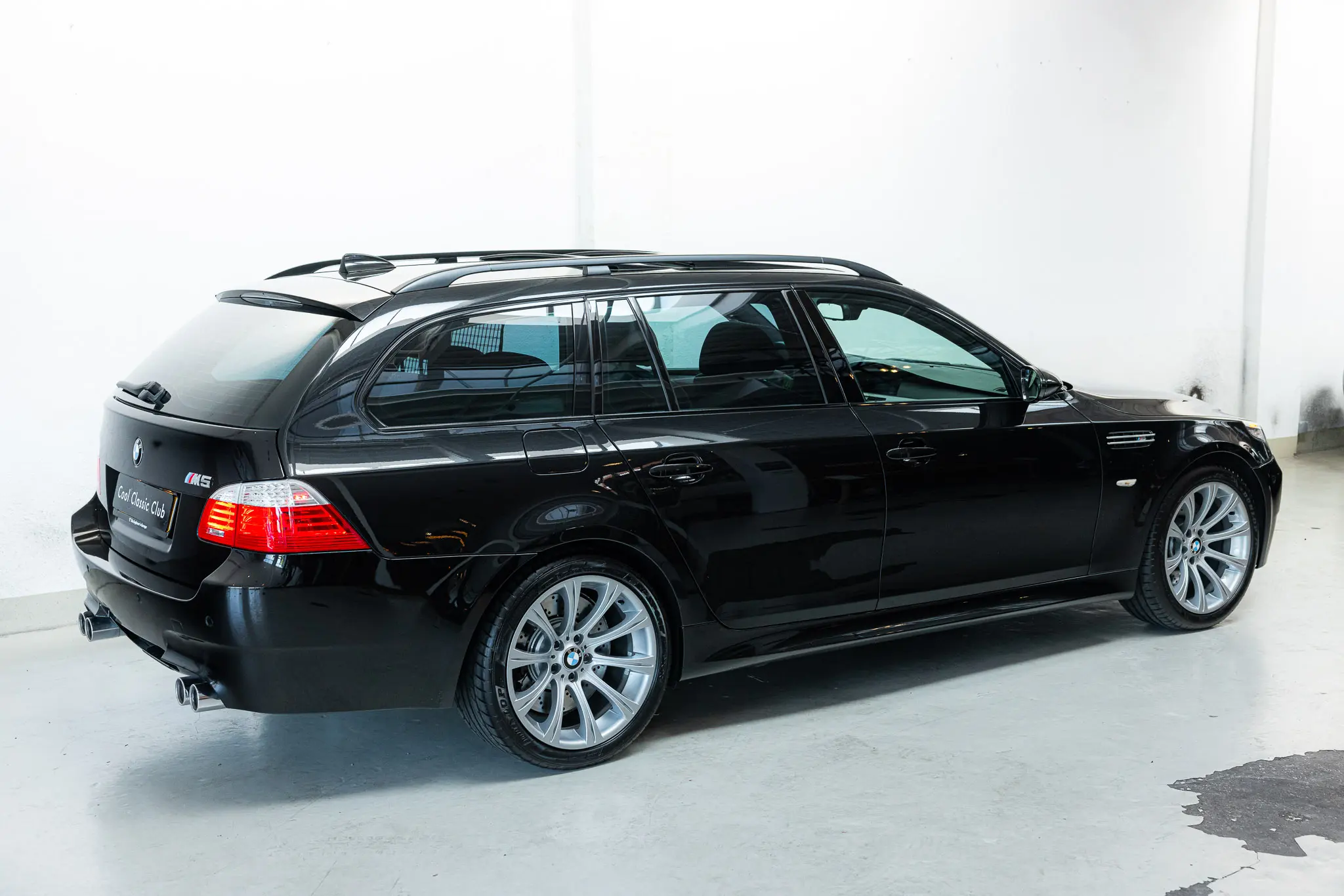 rear overview of the 2007 Schwarz BMW E61 M5 Touring
