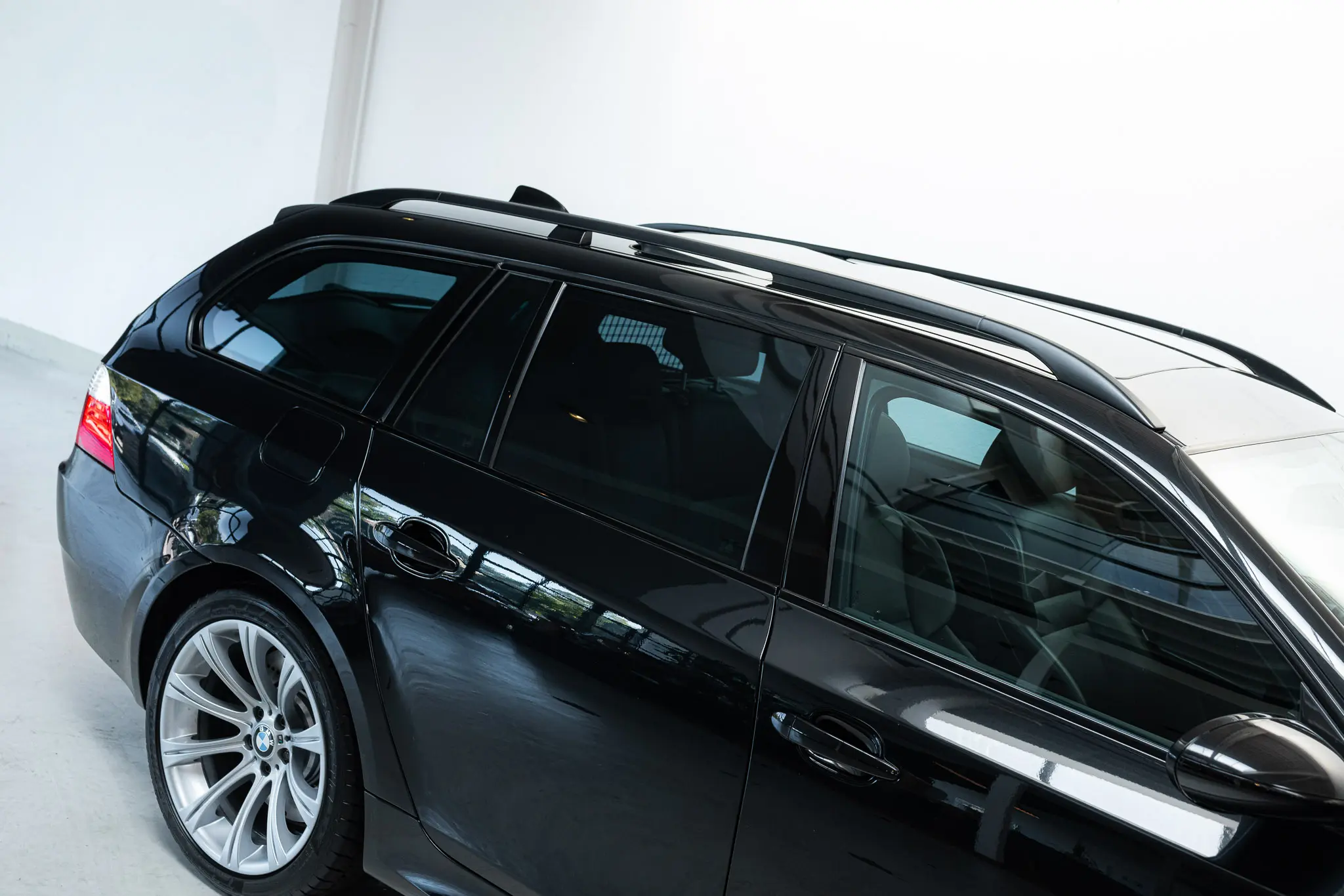 oblique side view of the 2007 Schwarz BMW E61 M5 Touring