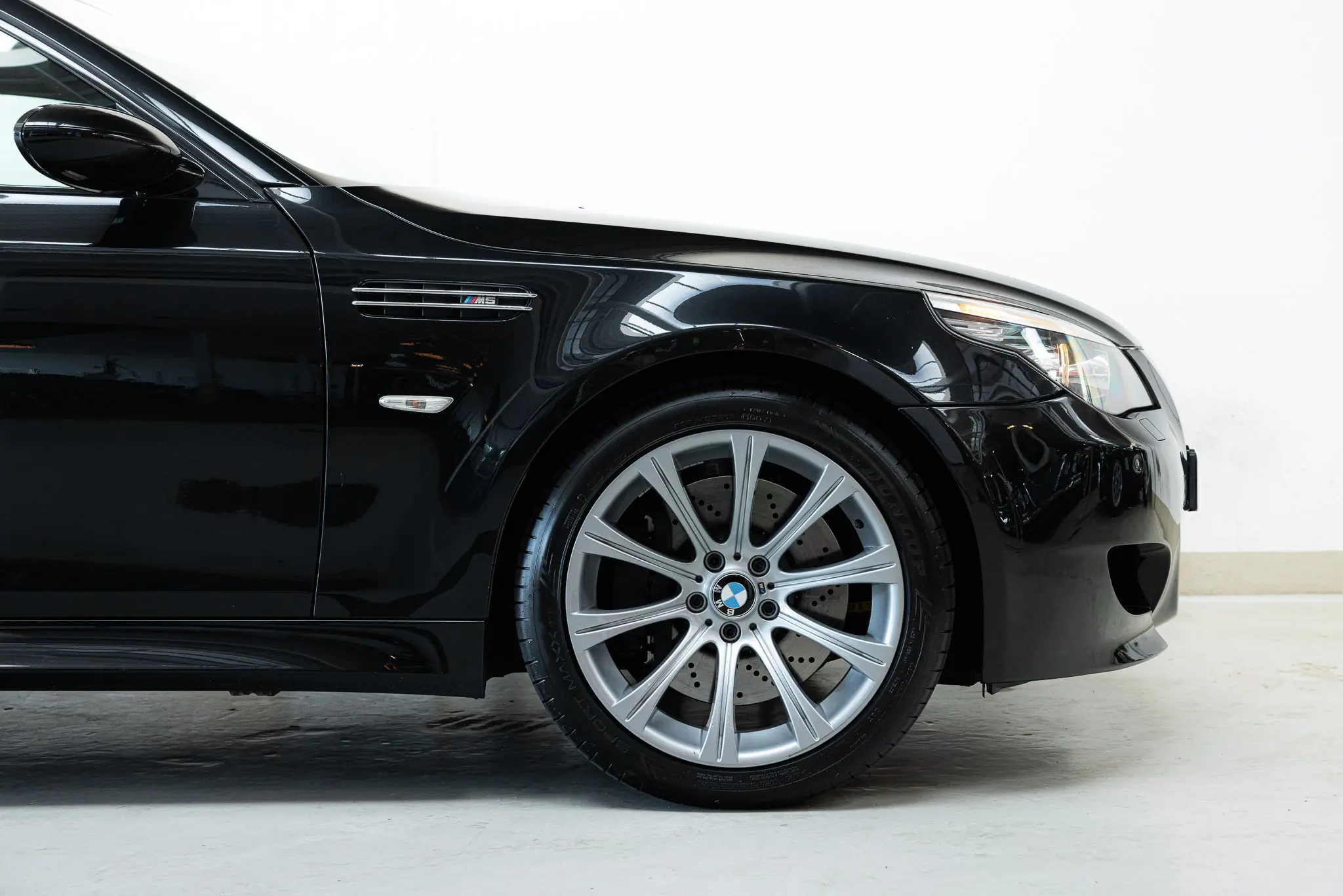 front side view of the 2007 Schwarz BMW E61 M5 Touring