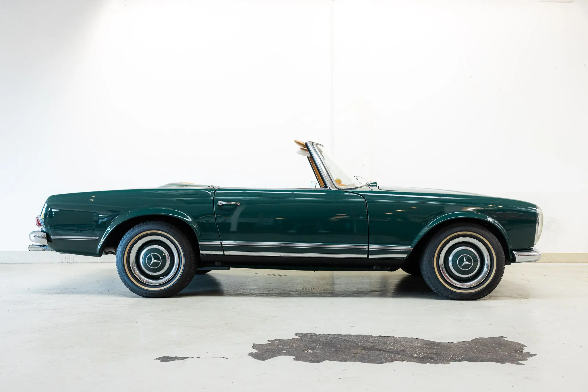 side view of an Mercedes-Benz 250 SL Factory 5 Speed