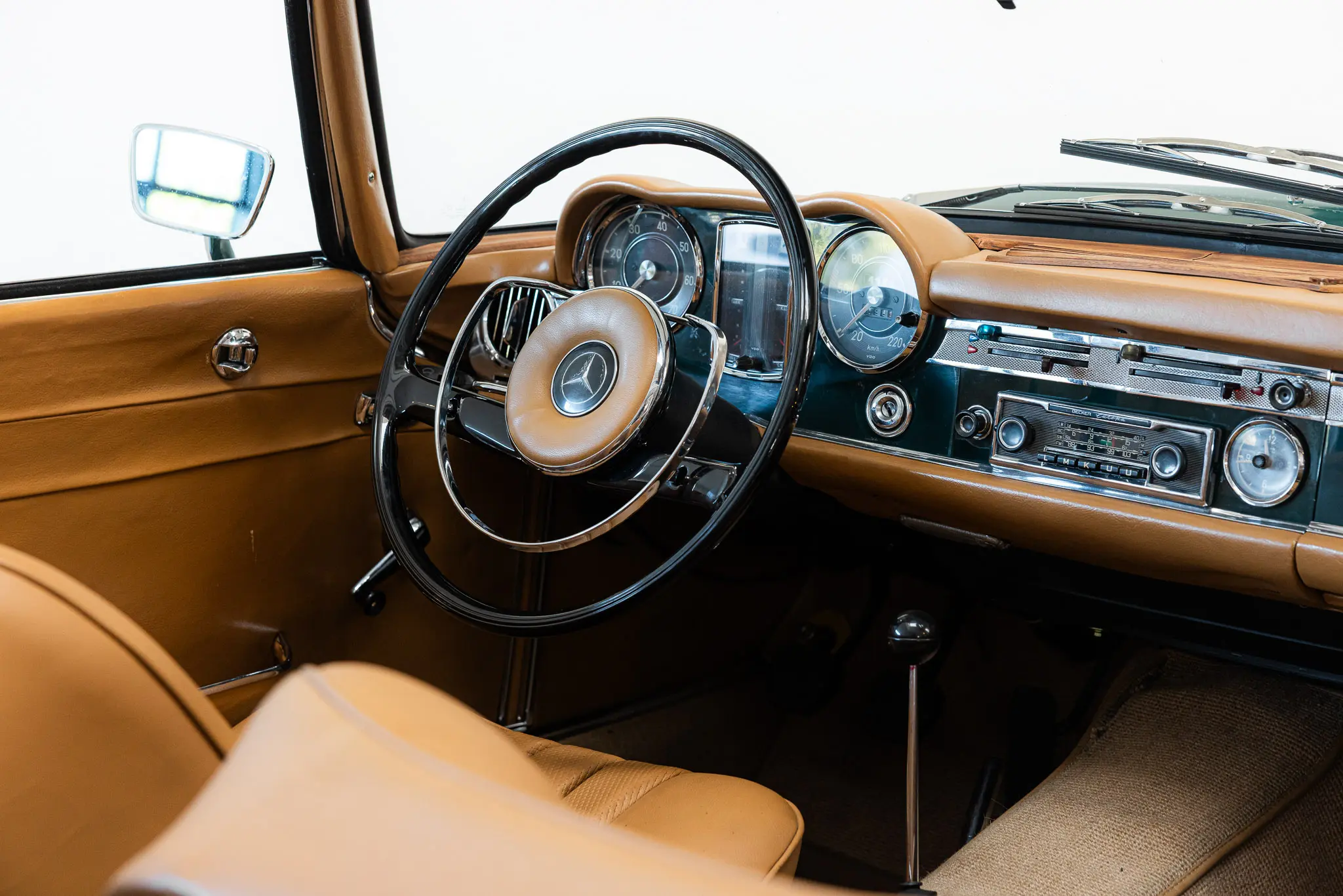 Overview of steering wheel and dashboard of an Mercedes-Benz 250 SL Factory 5 Speed
