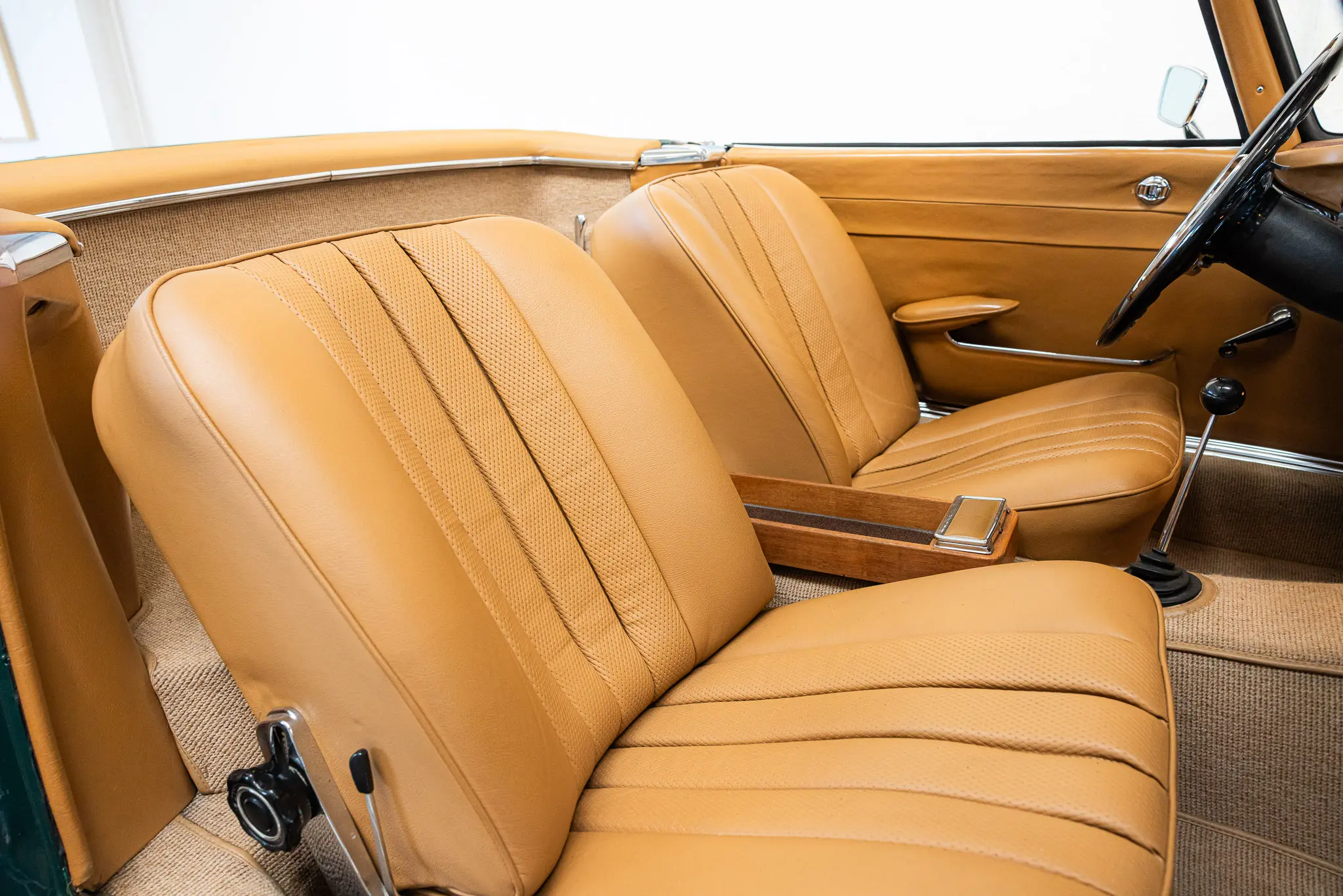 Overview of front seats of an Mercedes-Benz 250 SL Factory 5 Speed