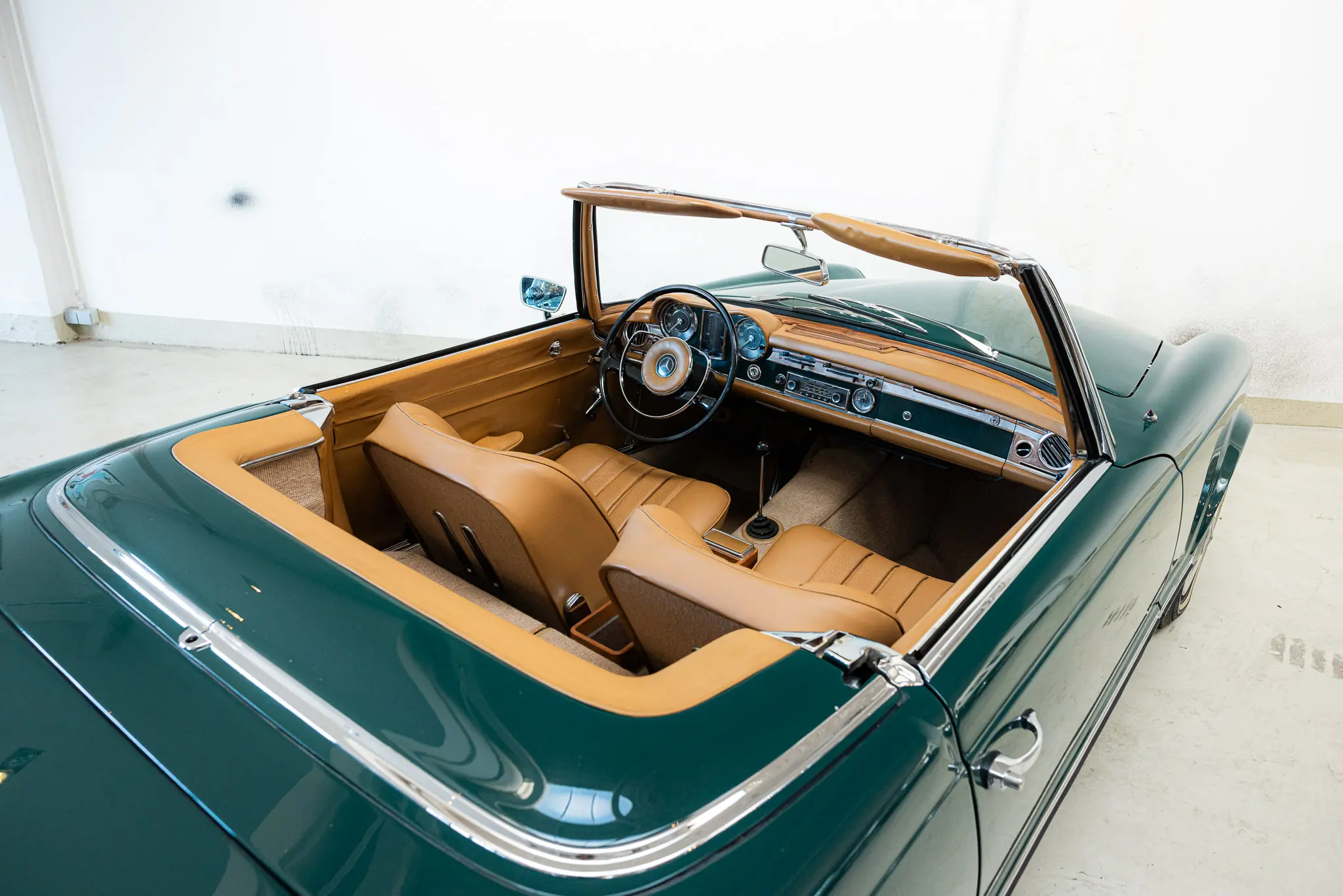 Overview of interior of an Mercedes-Benz 250 SL Factory 5 Speed