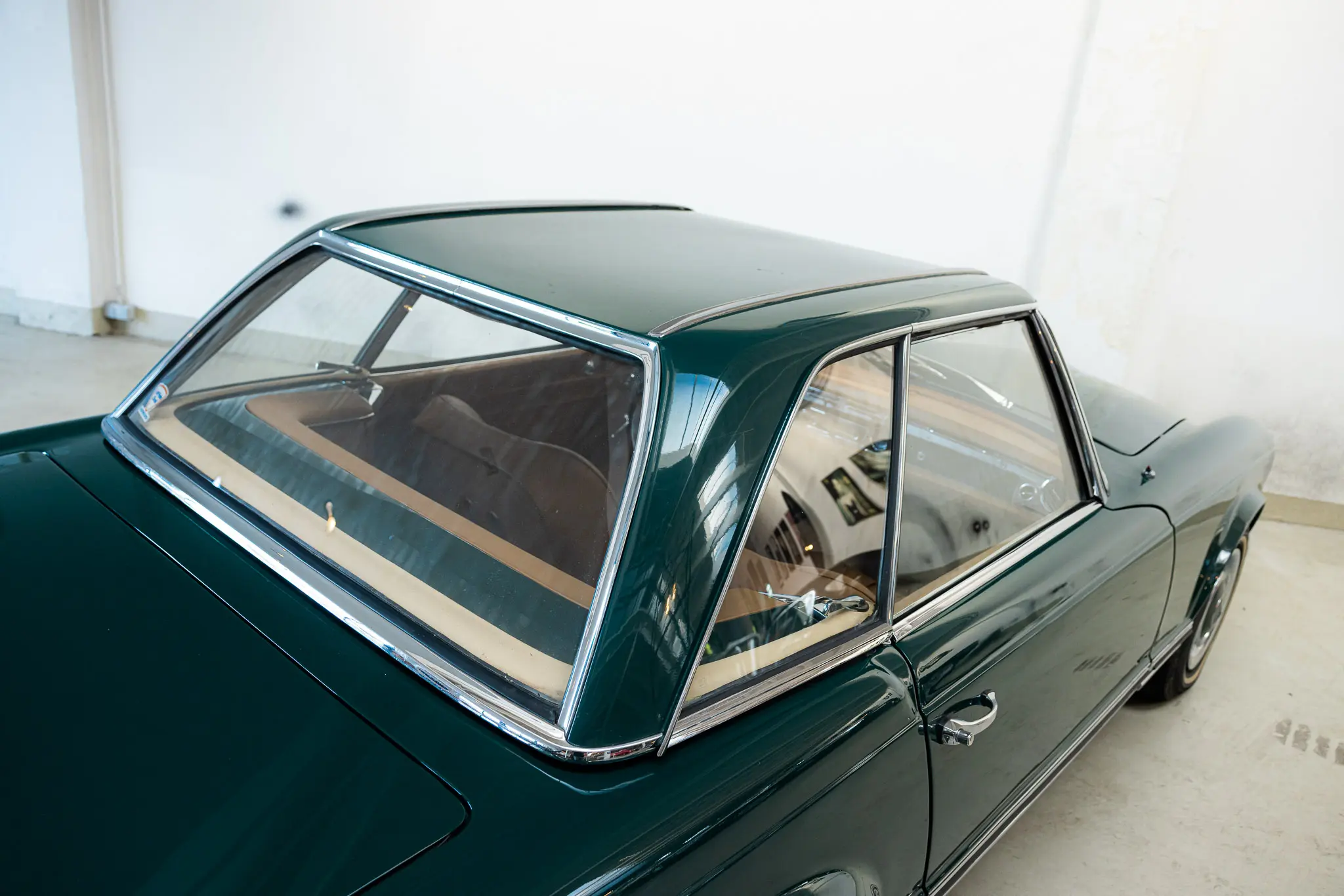 Overview of hard top of an Mercedes-Benz 250 SL Factory 5 Speed