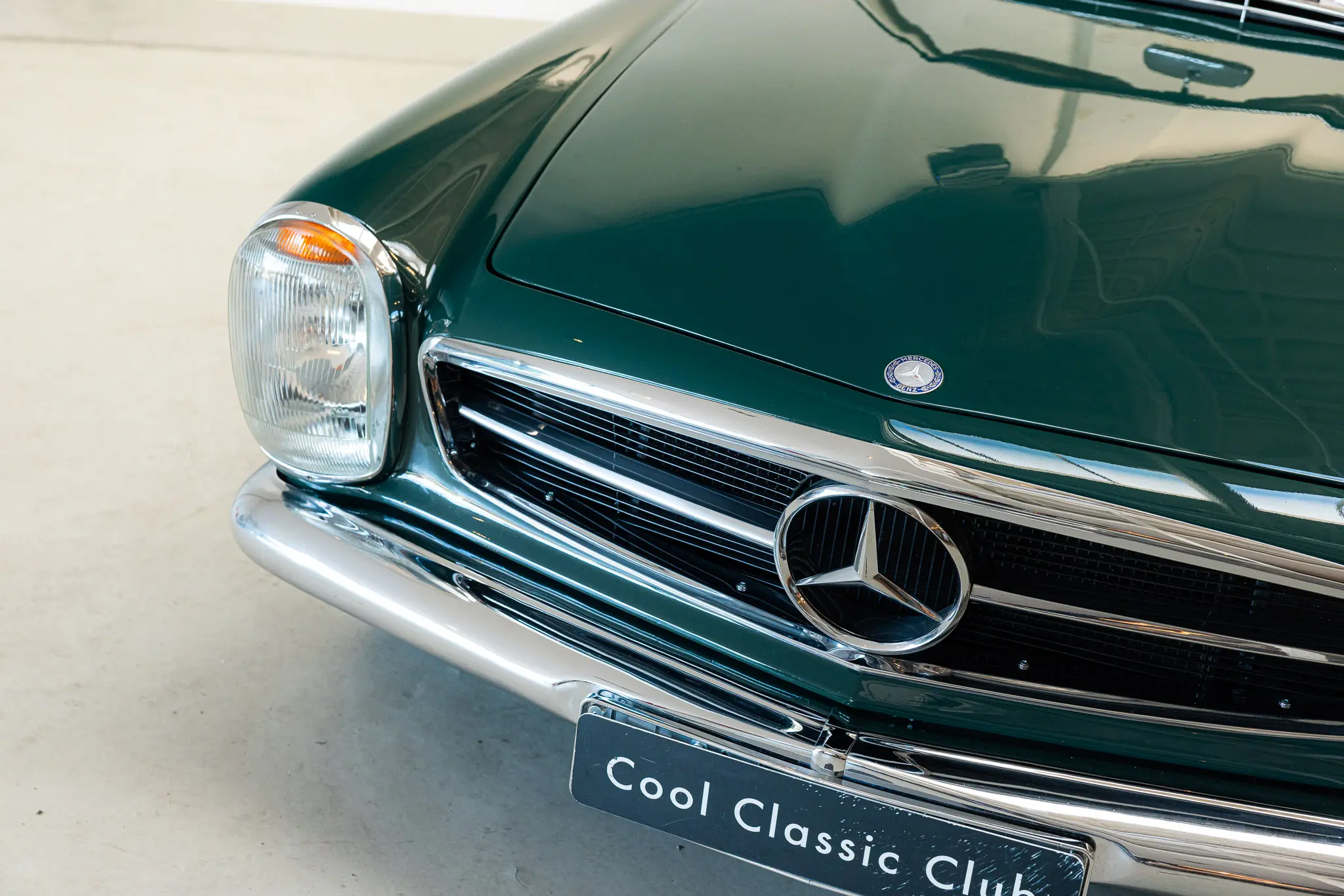 Detailed front view of an Mercedes-Benz 250 SL Factory 5 Speed