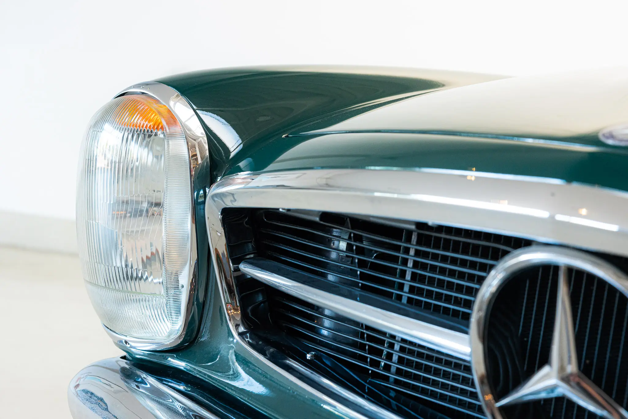 Detailed view of headlight of an Mercedes-Benz 250 SL Factory 5 Speed