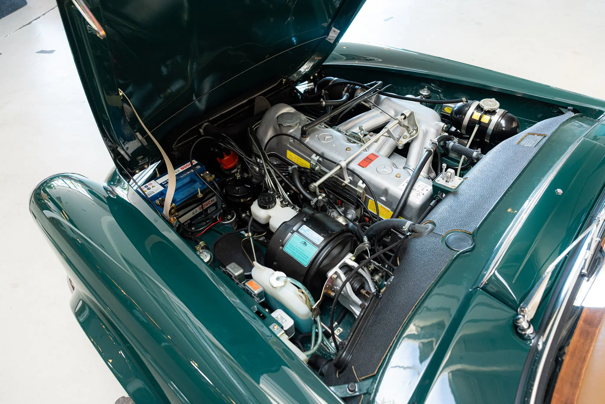 Overview of engine bay of an Mercedes-Benz 250 SL Factory 5 Speed