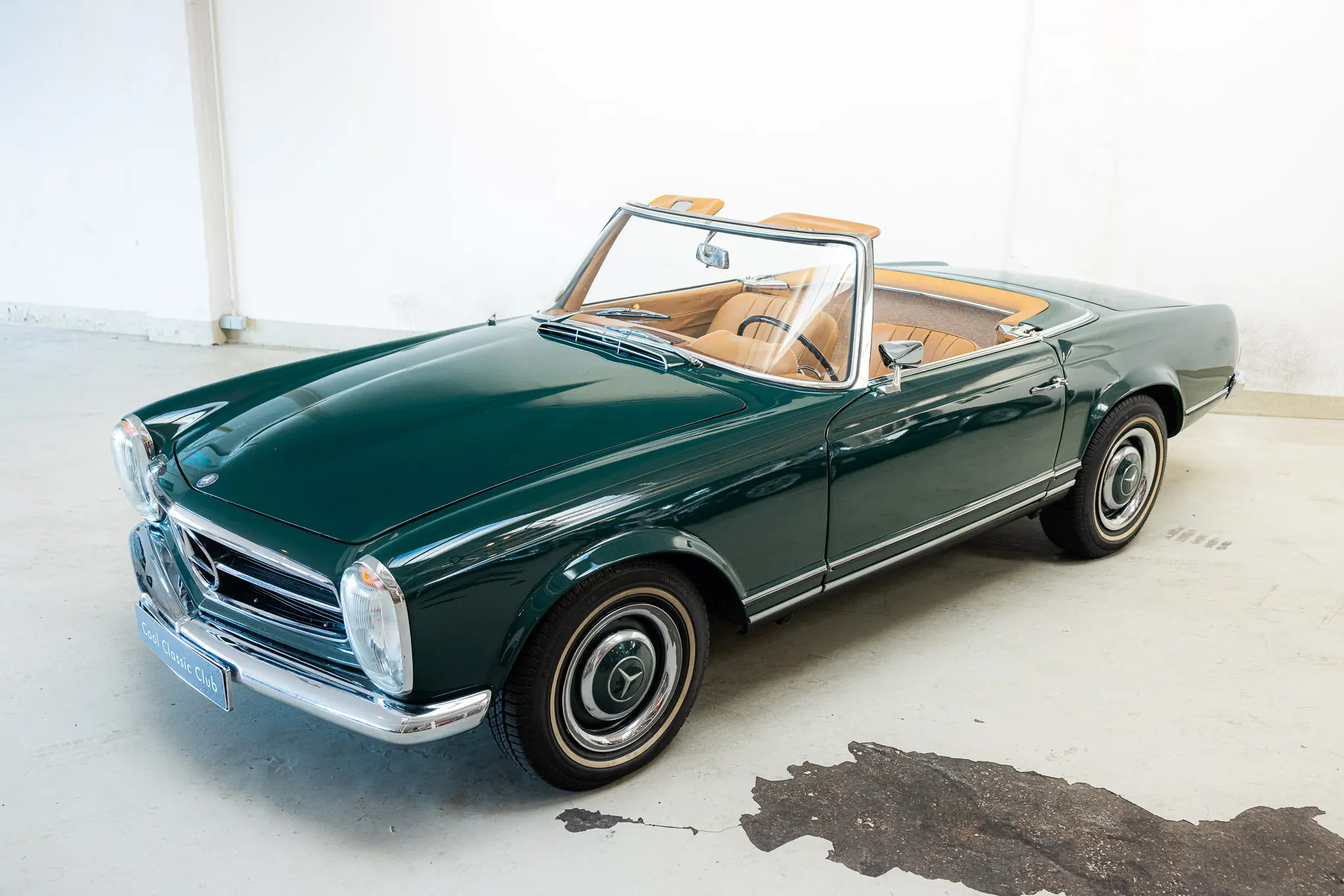 Front overview of an Mercedes-Benz 250 SL Factory 5 Speed 