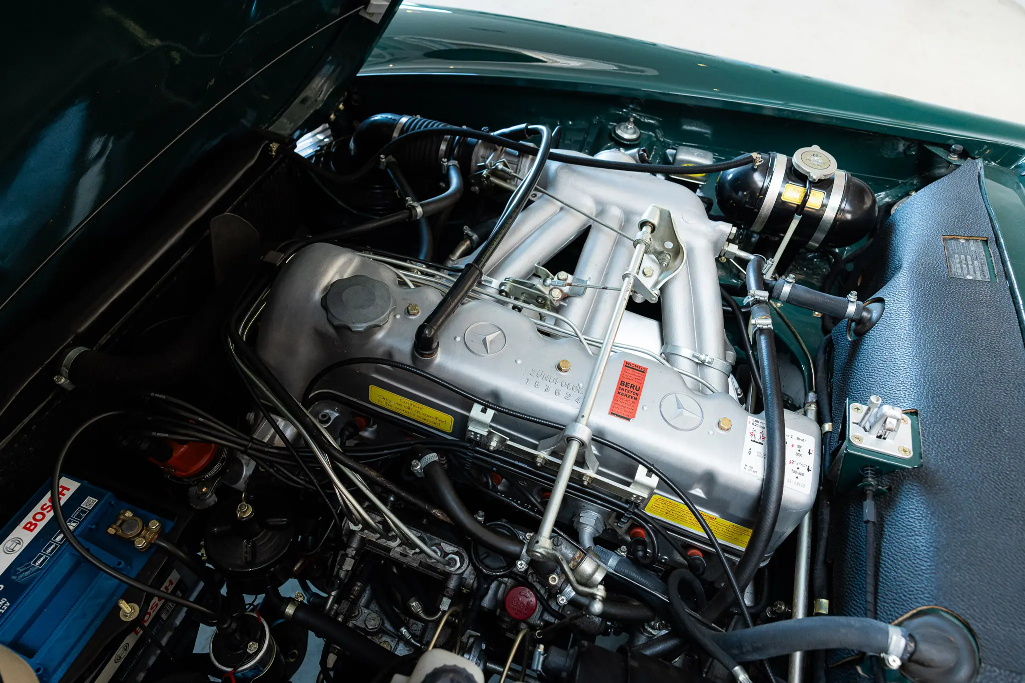 Overview of engine bay of an Mercedes-Benz 250 SL Factory 5 Speed