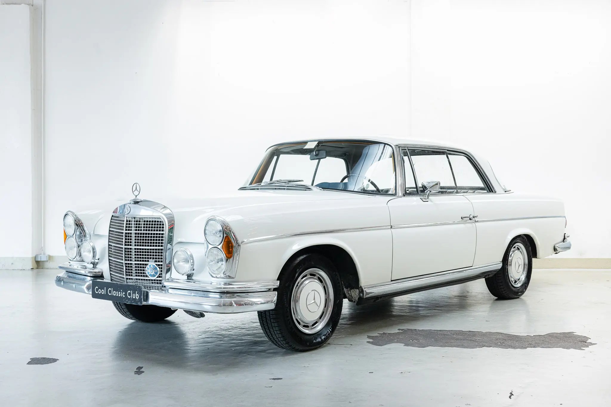 Oblique view of an mercedes-benz 280 SE 