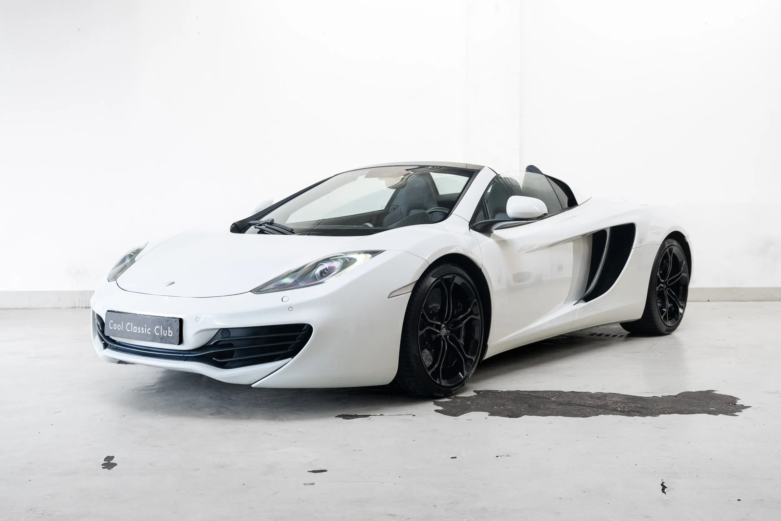 Oblique view of an McLaren MP4-12C