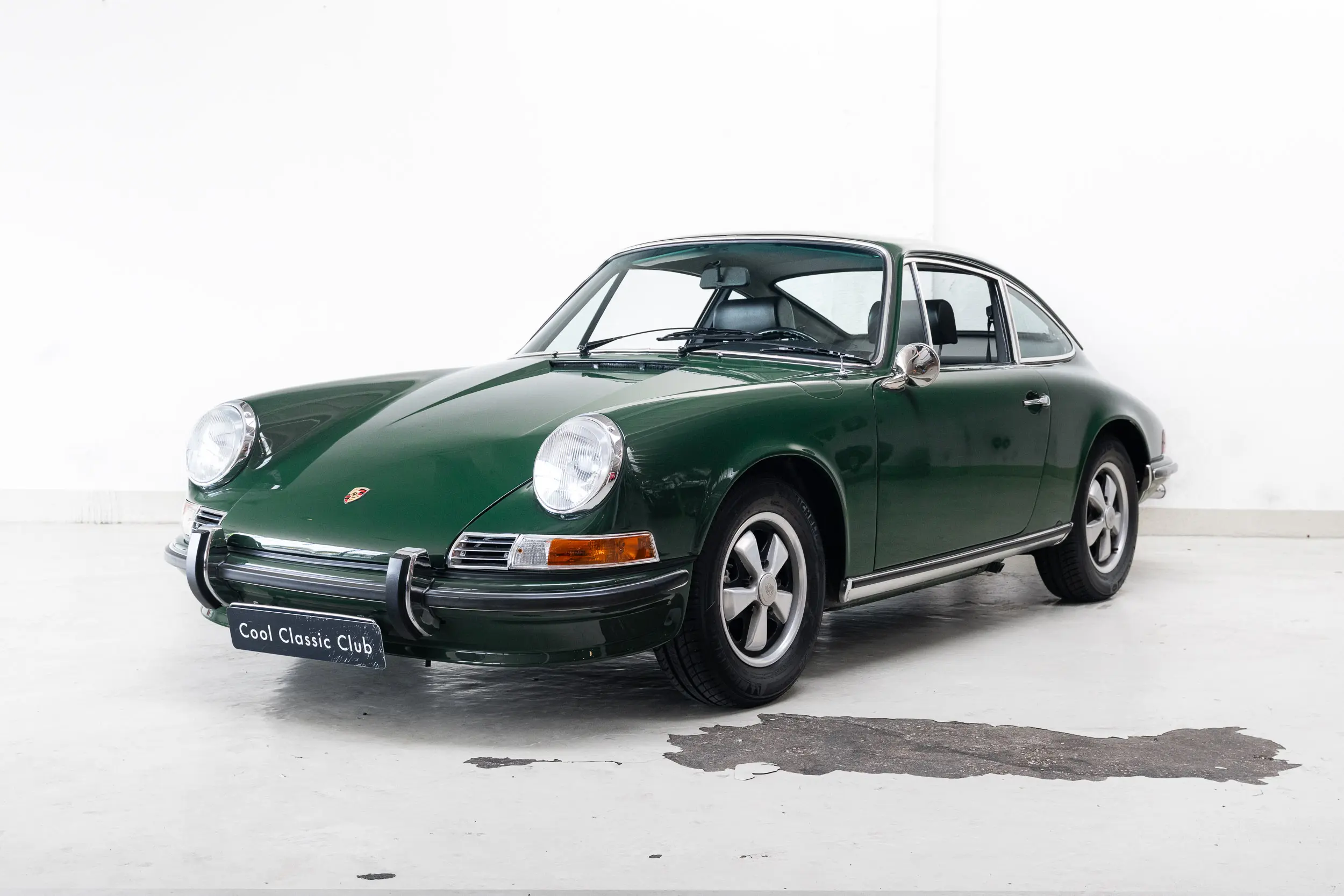 Oblique view of an Porsche 911 T Coupe