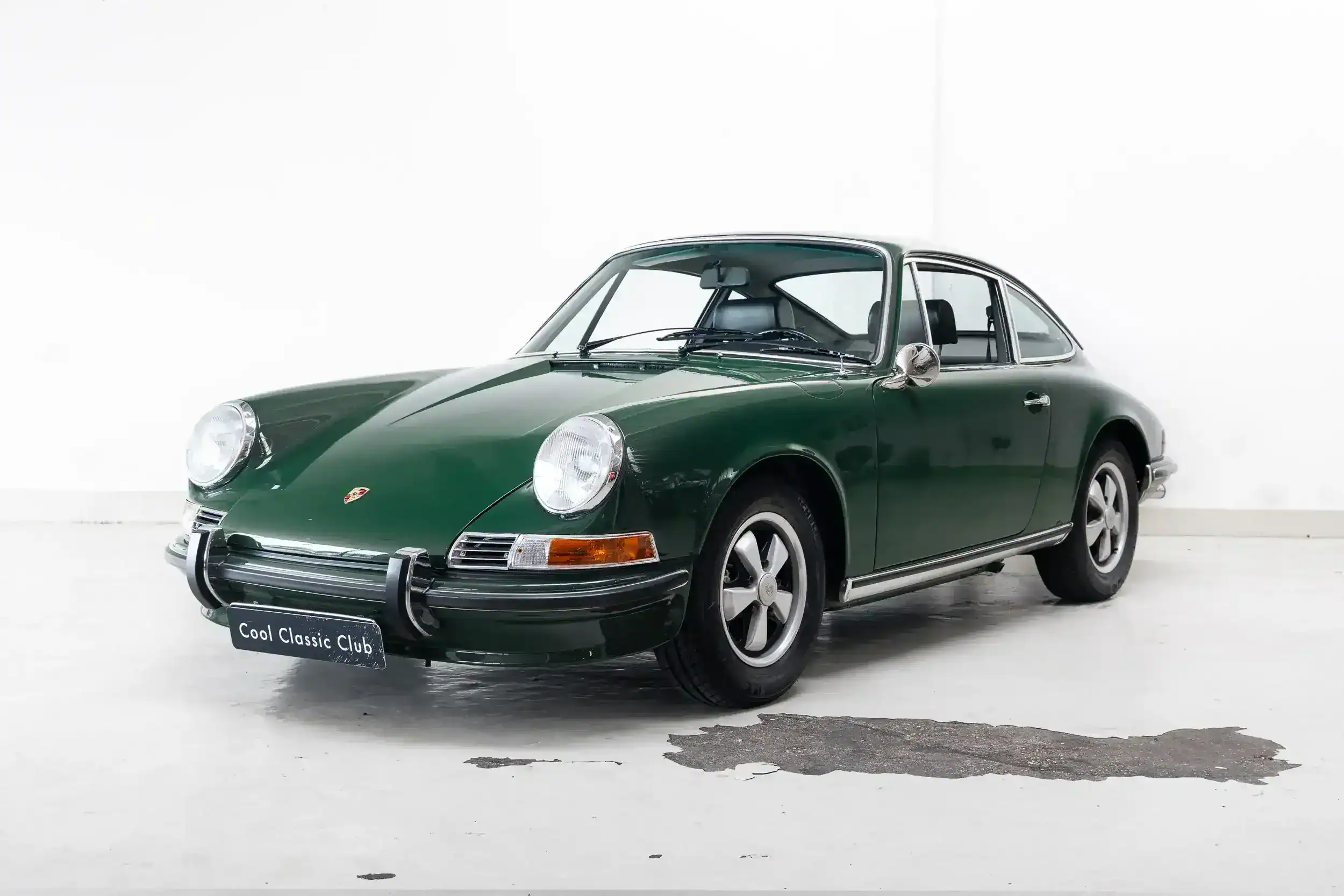 Oblique view of an Porsche 911 T Coupe