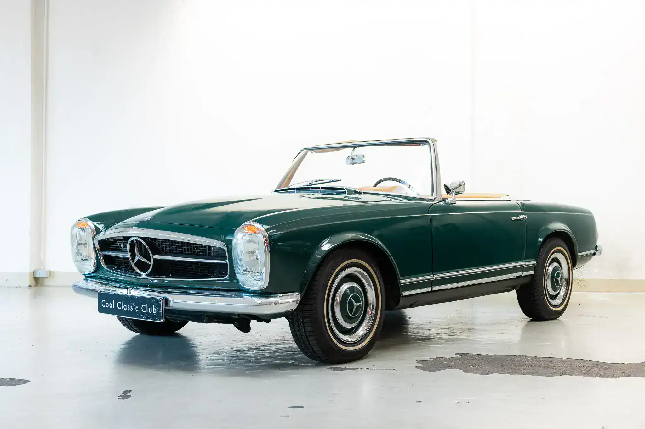 Oblique view of an Mercedes-Benz 250 SL Factory 5 Speed
