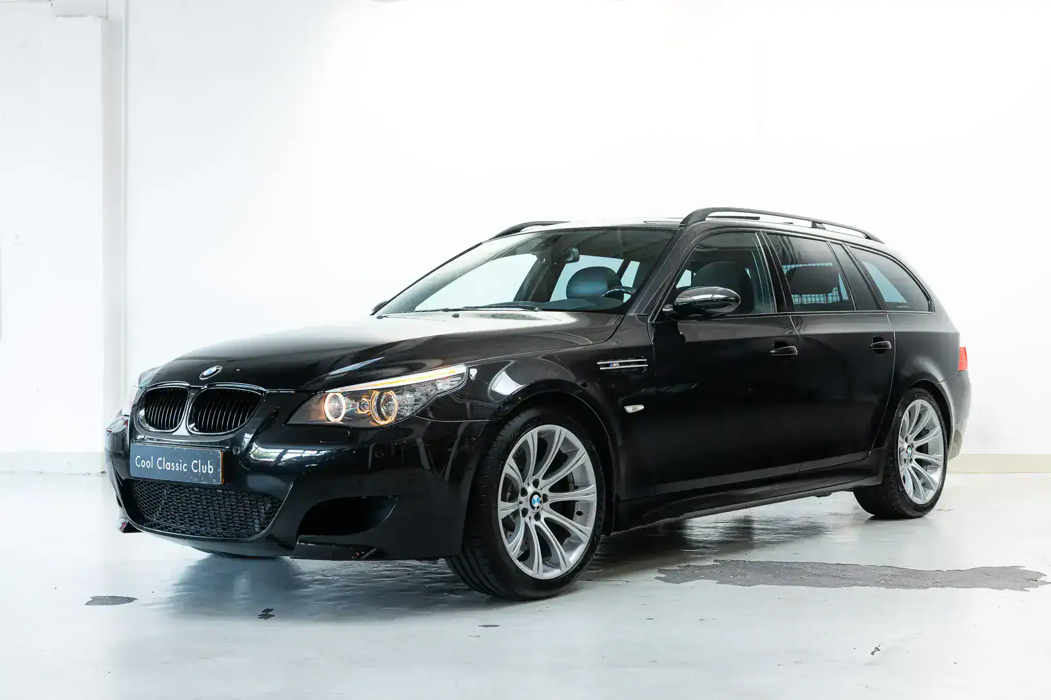 Front oblique view of the 2007 Schwarz BMW E61 M5 Touring