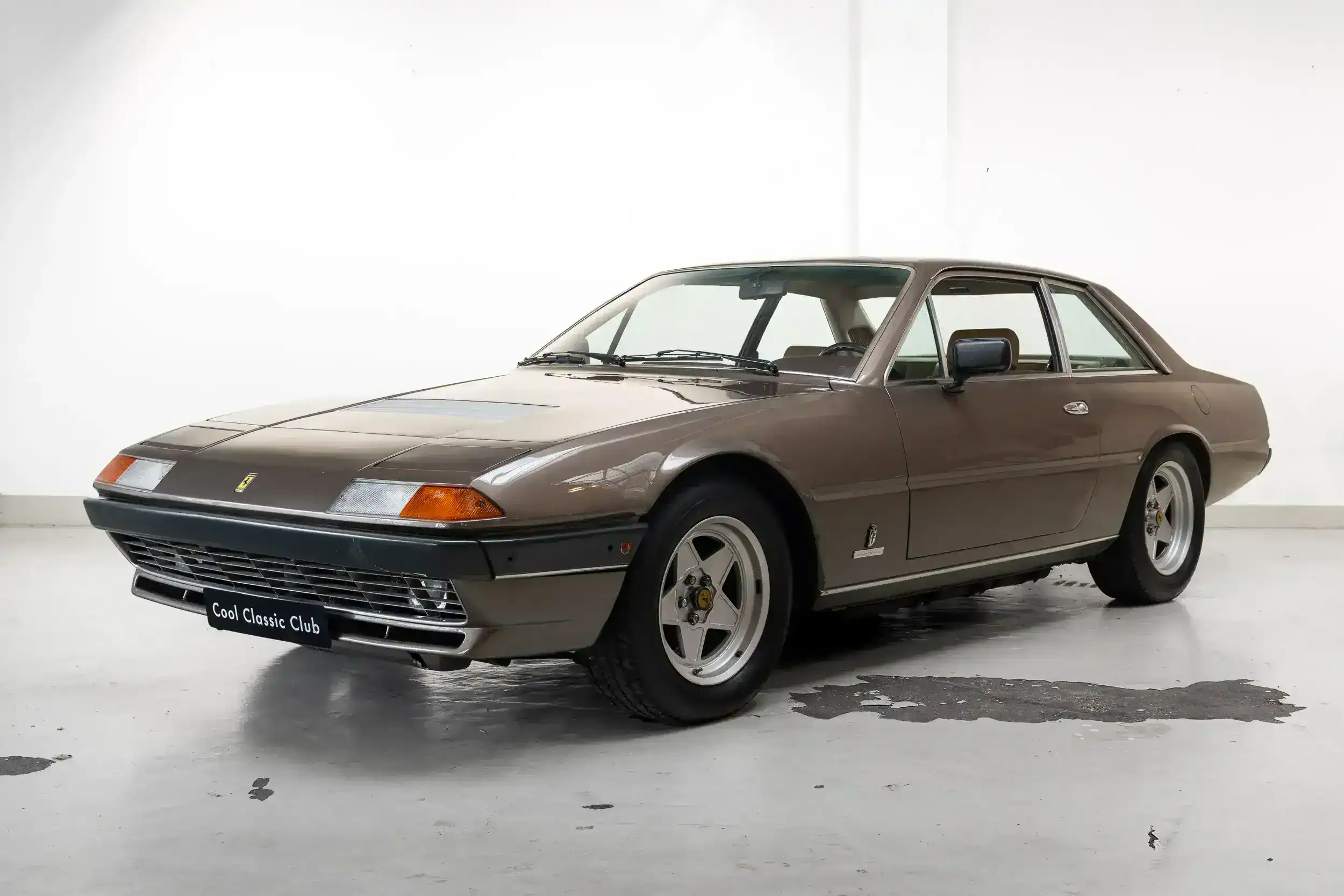 oblique view of an Ferrari 400 i