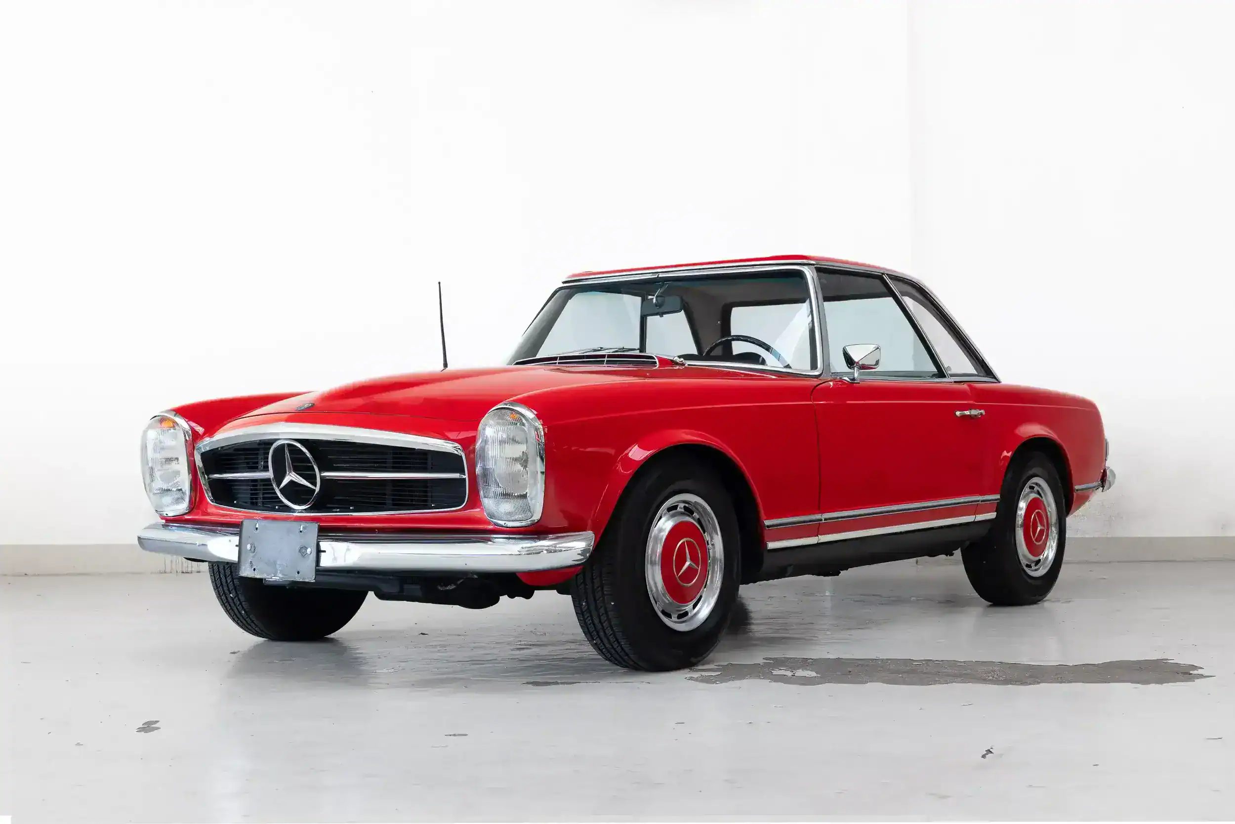 Oblique view of an Mercedes-benz 280 SL 