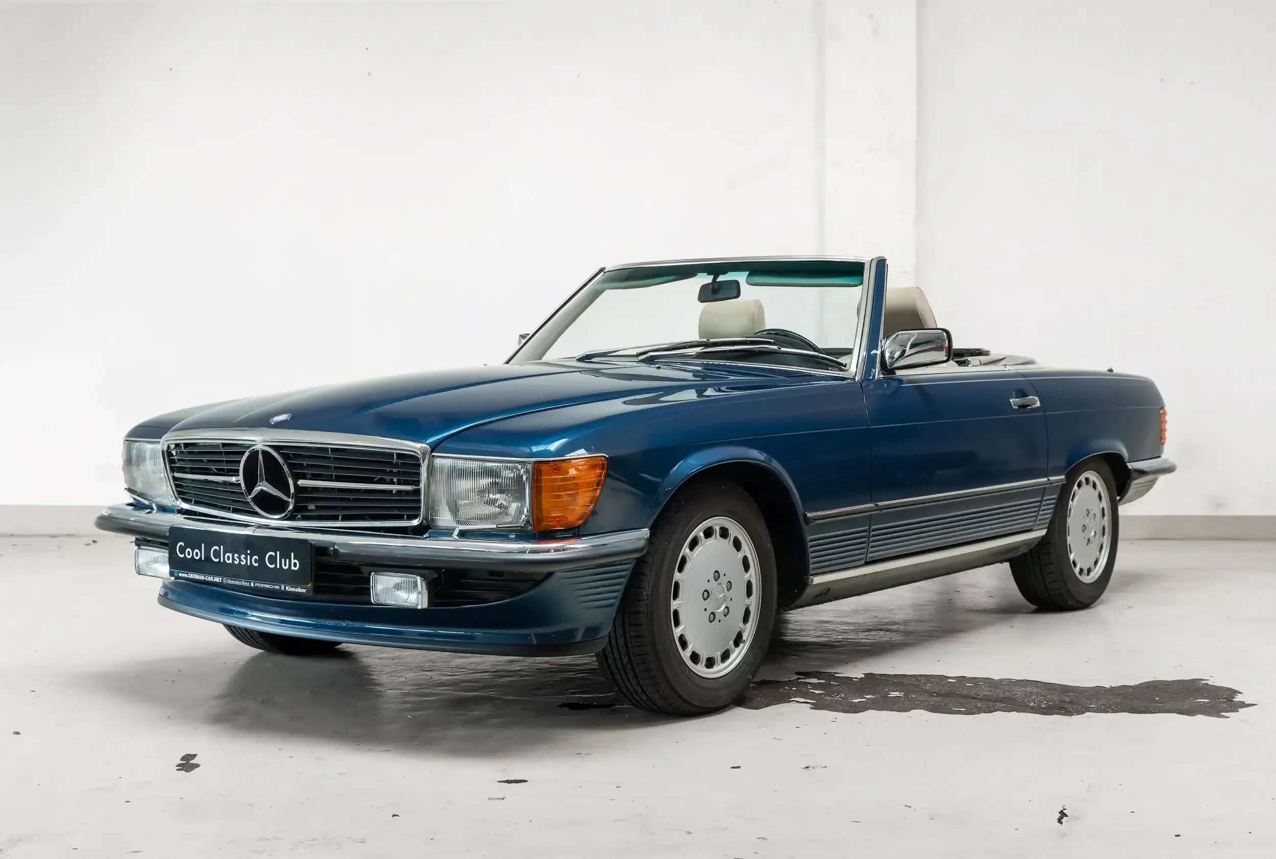 Front oblique view of the 1987 Nautical Blue Metallic Mercedes-Benz 300 SL