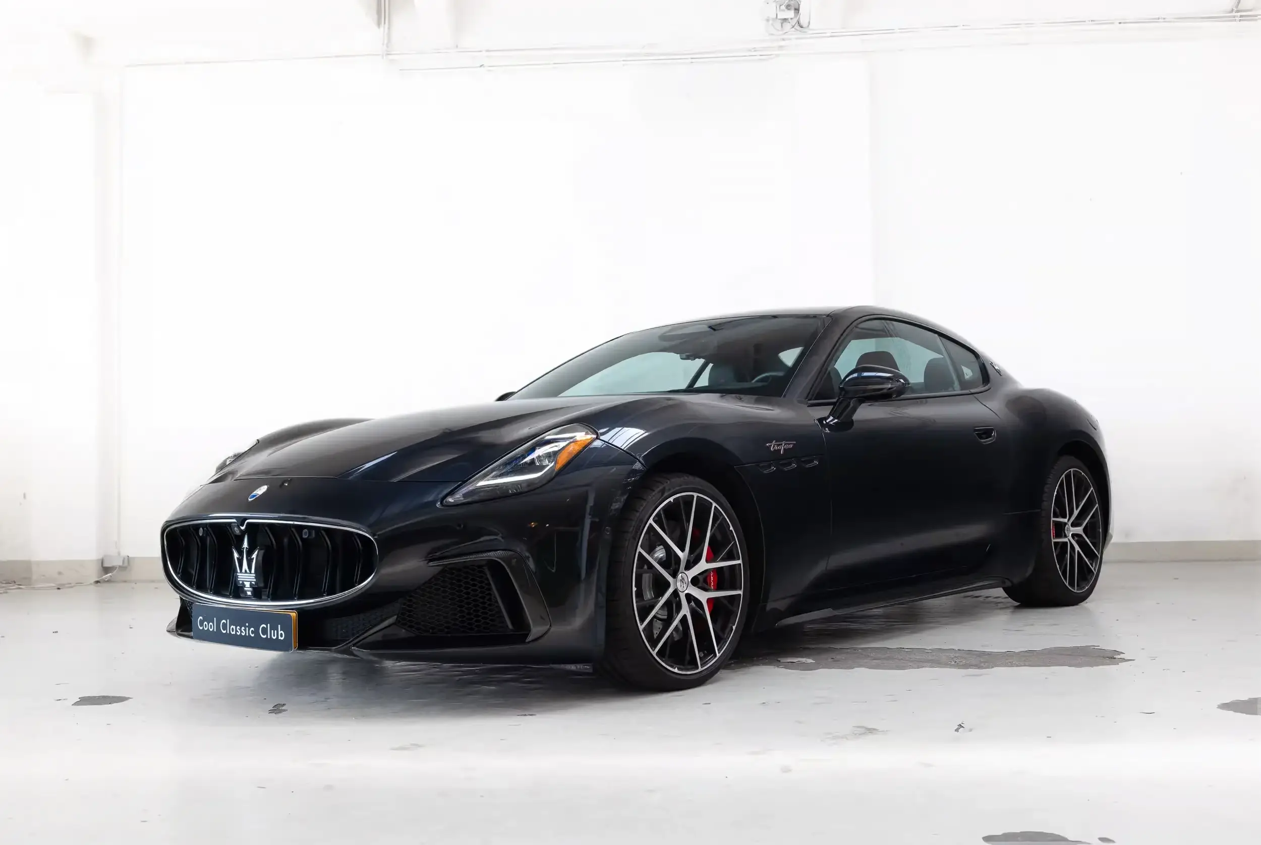 Front oblique view of the 2024 Nero Assoluto Maserati Grand Turismo Trofeo