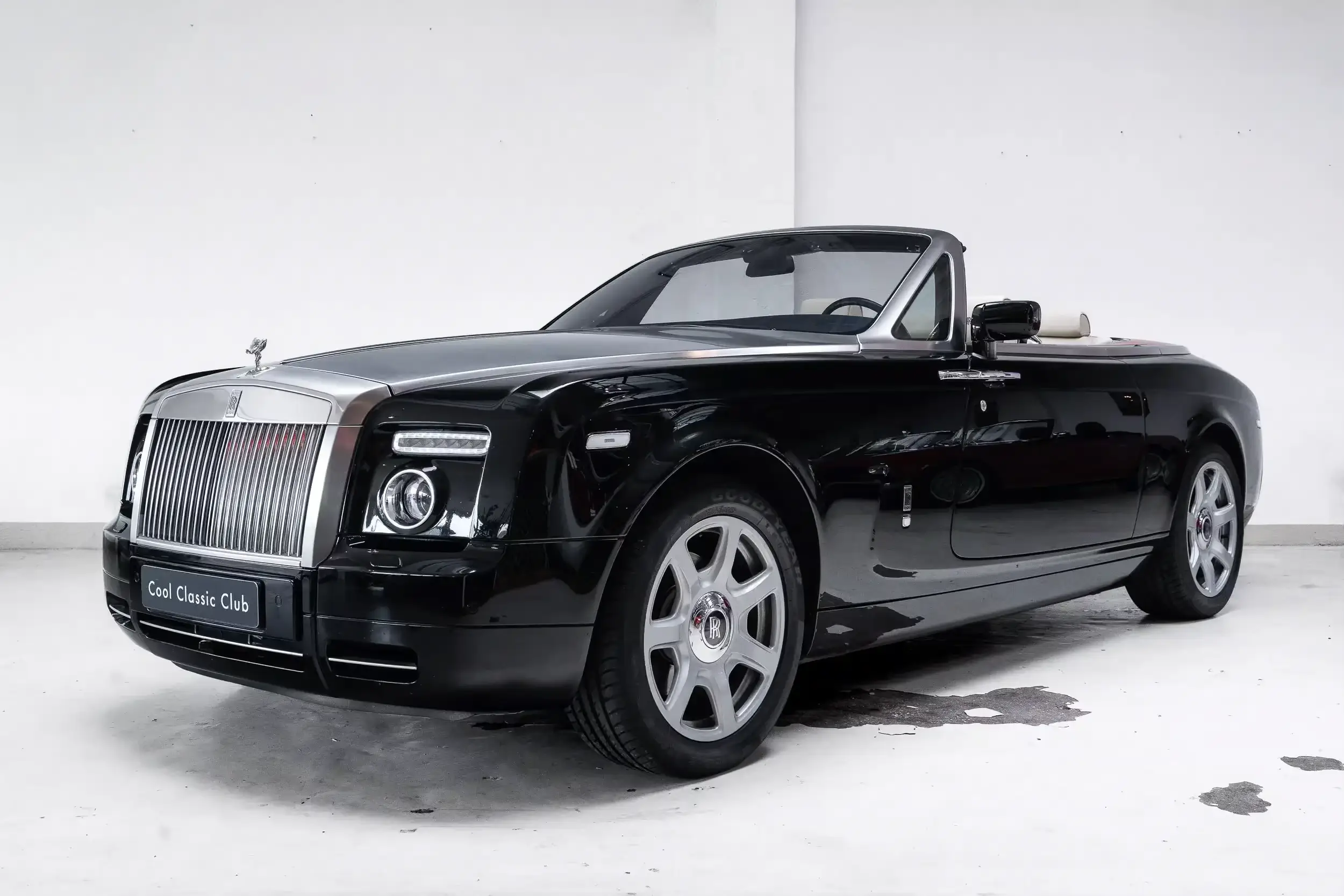 Front oblique view of the 2008 Black Diamond Metallic  Rolls-Royce Phantom Drophead