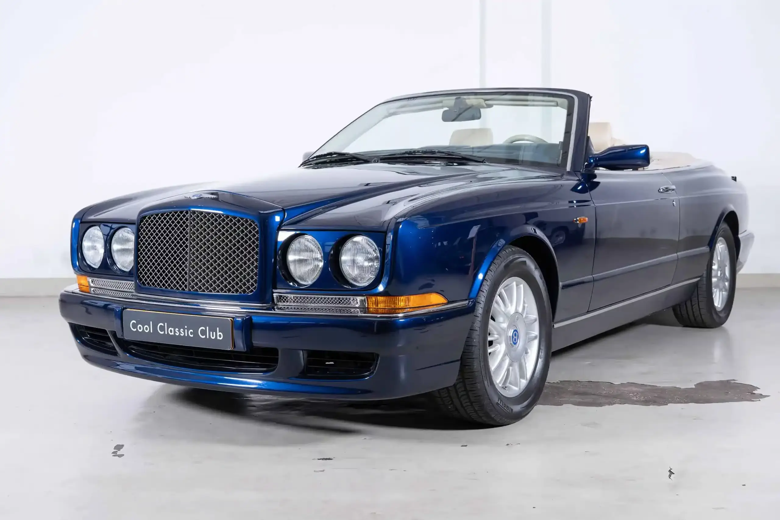 Vue oblique avant de la Bentley Azure LHD de 1999, couleur mica paon