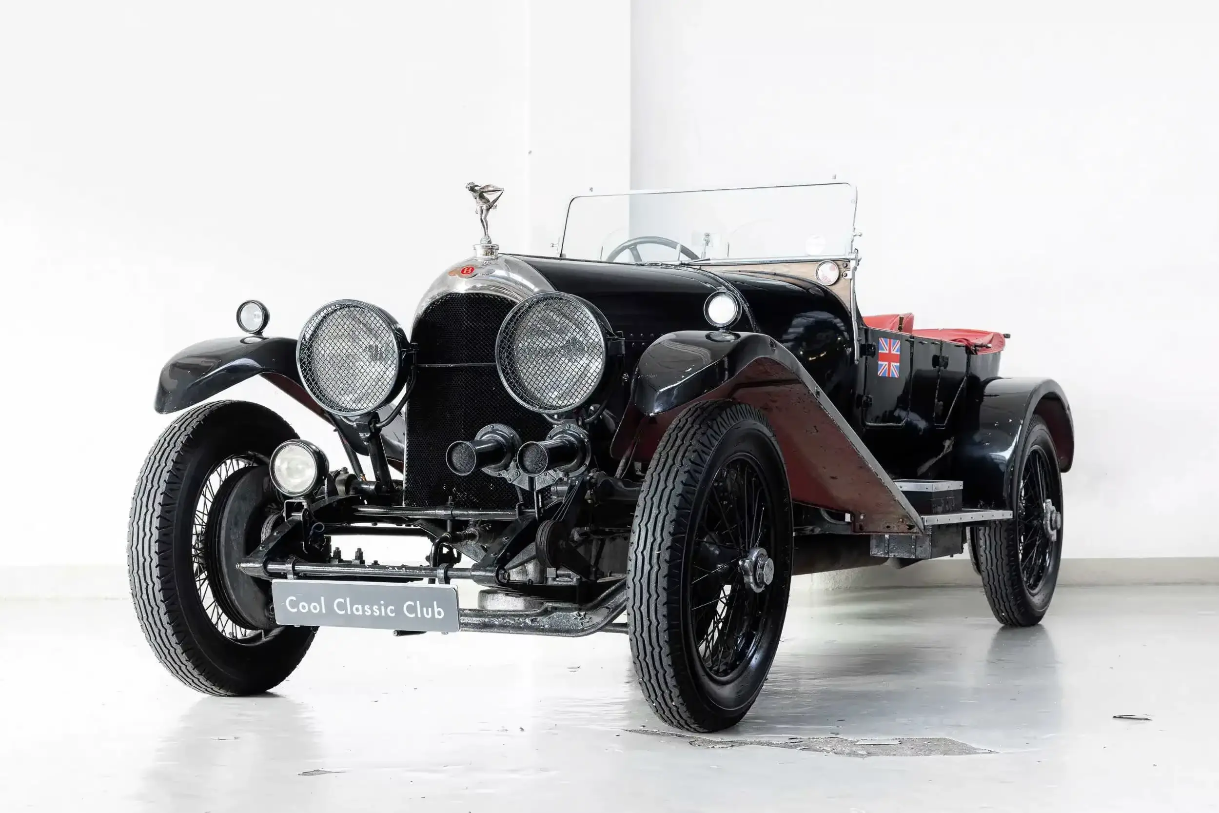 Vue oblique avant de la Bentley 3 litres noire de 1923