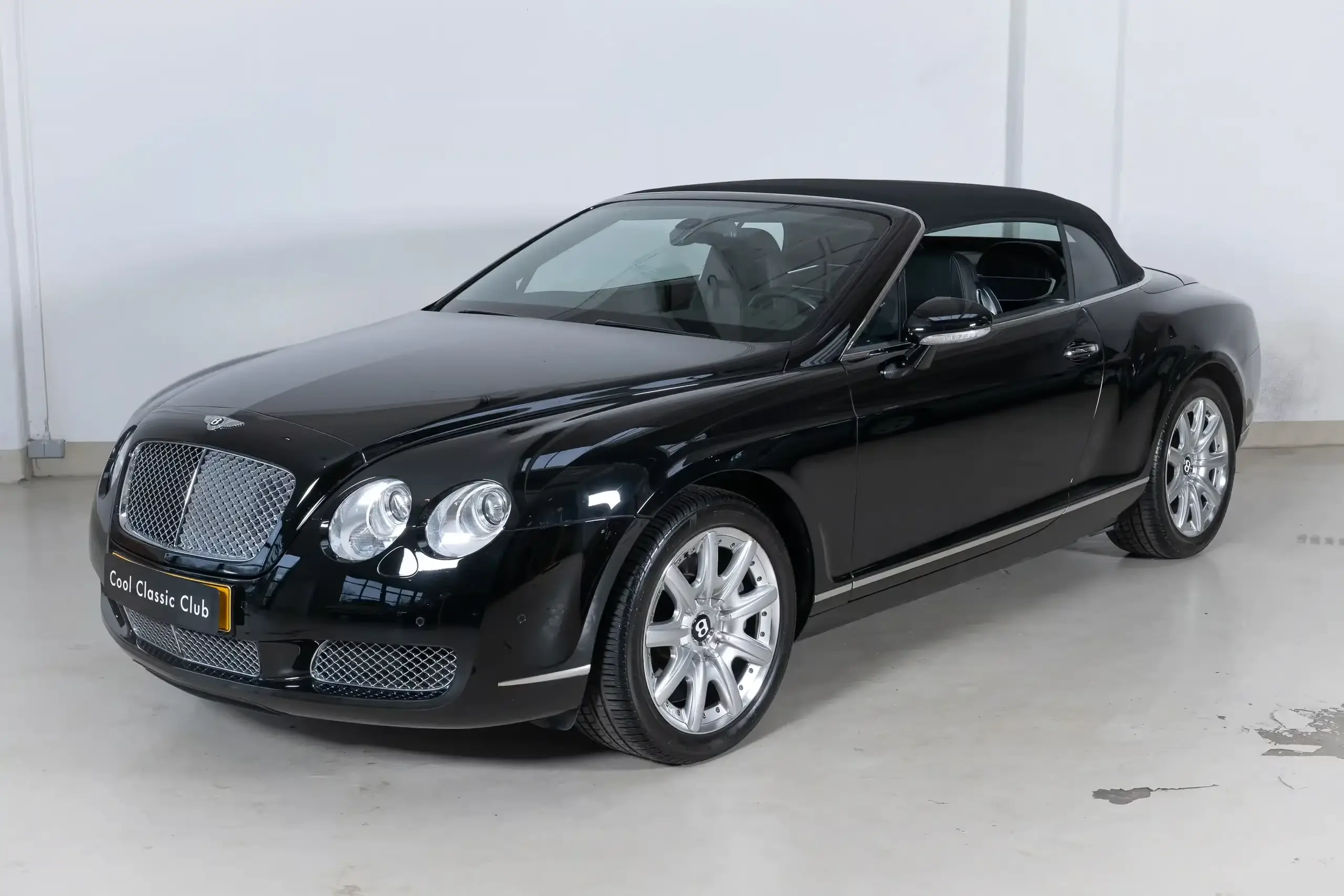Front oblique view of the 2008 Beluga Black Bentley Continental GTC