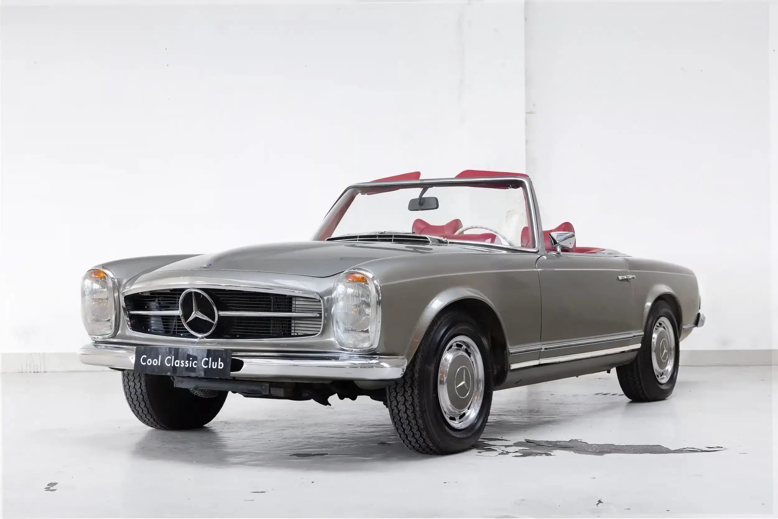 Front oblique view of the 1968 Mittelgrau Metallic Mercedes-Benz 280 SL 