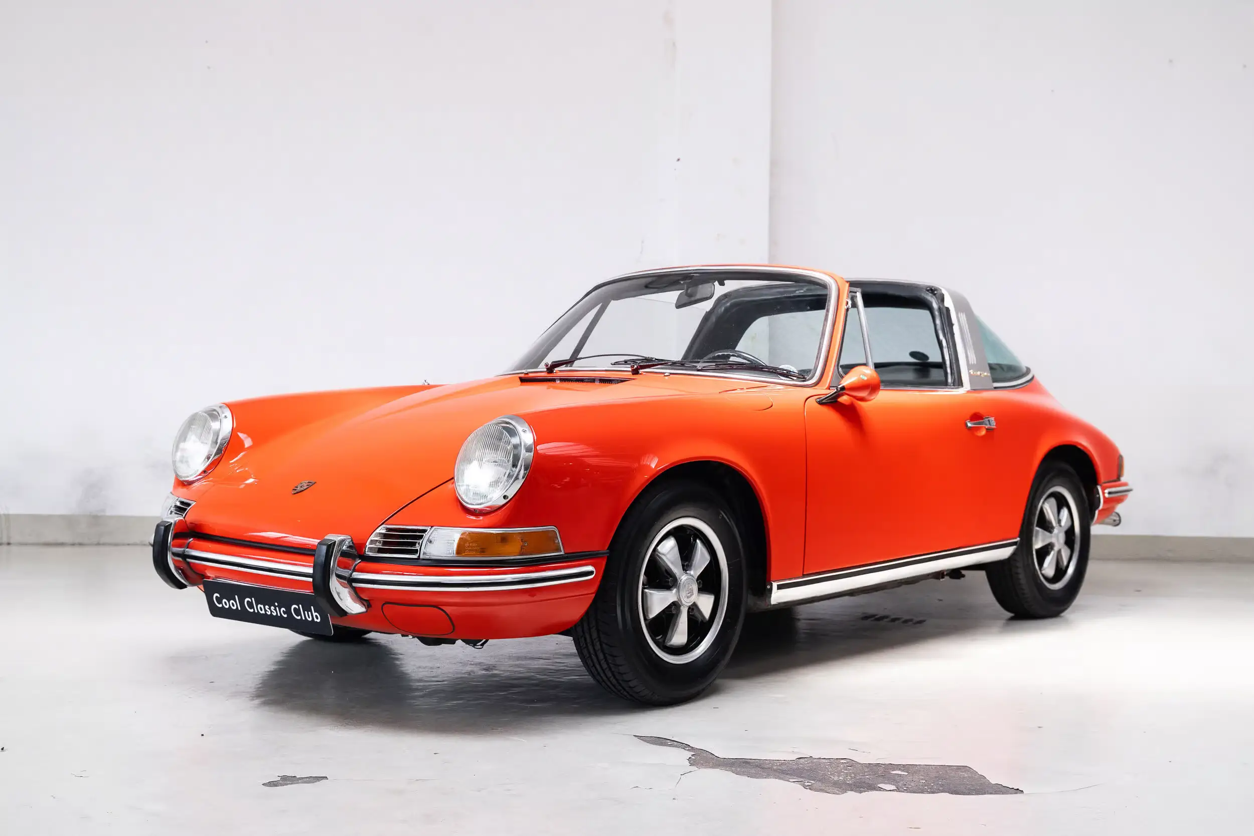 Front oblique view of the 1969 Blutorange Porsche 911 Targa