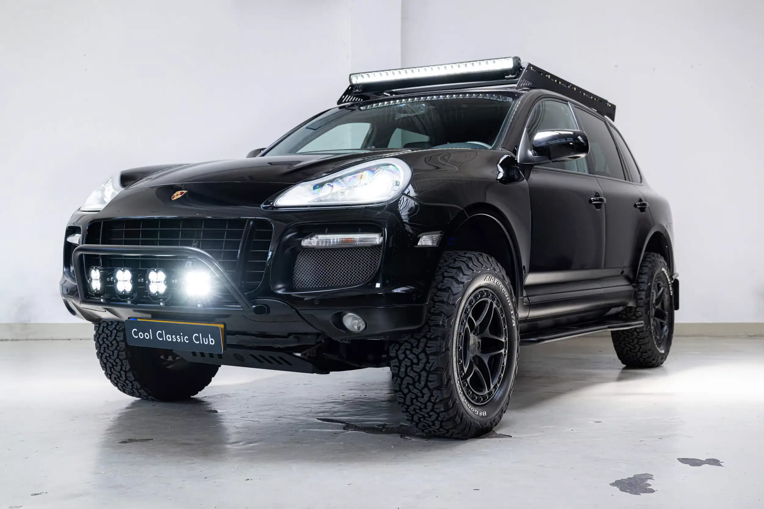 Front oblique view of the 2007 Schwarz Porsche Cayenne 957 Dakar