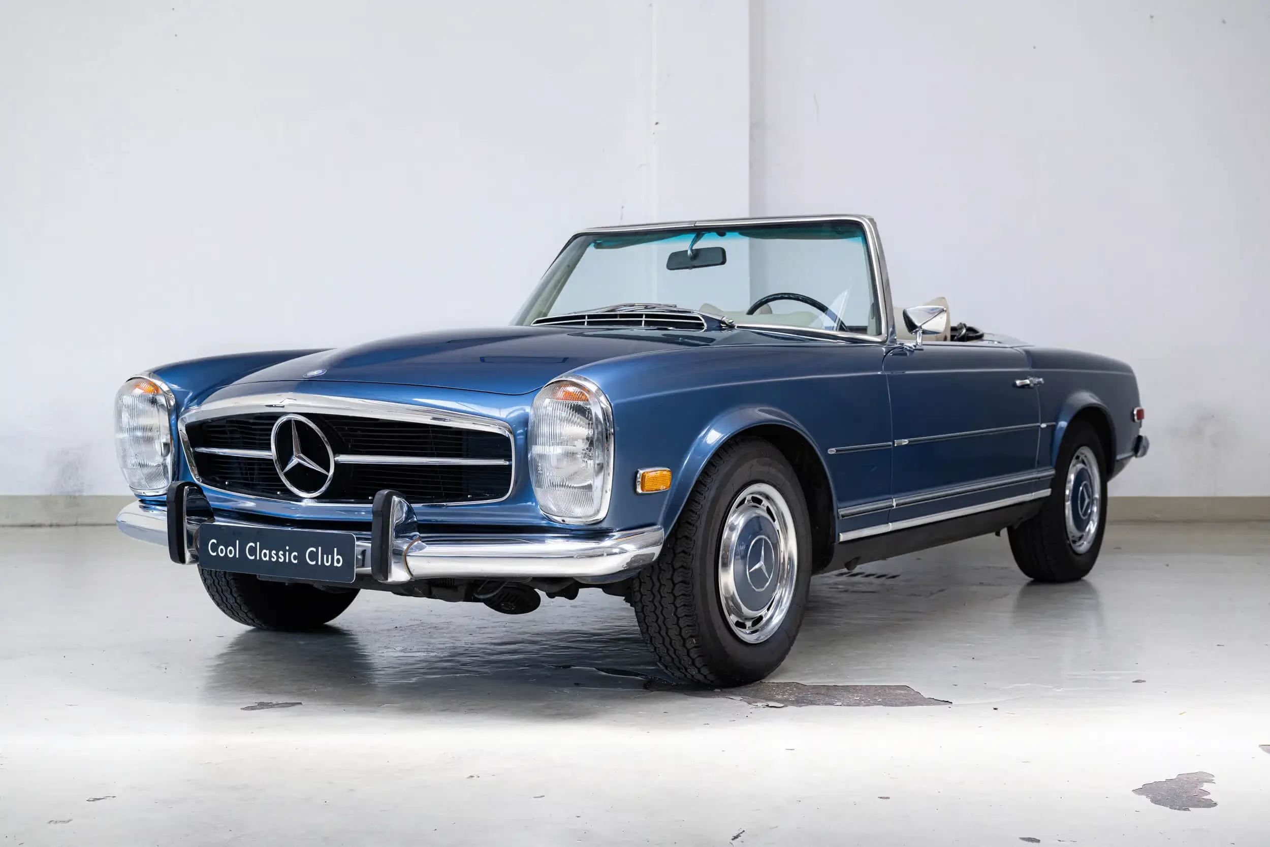 Front oblique view of the 1971 Grau Blau metallic Mercedes-Benz 280 SL Pagode