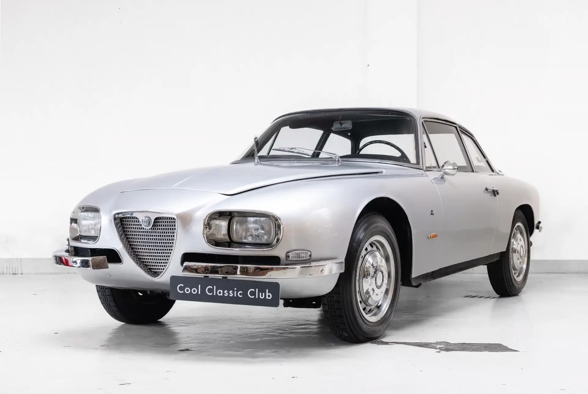 Front oblique view of the 1968 Grigio Chiaro Metallizzato Alfa Romeo 2600 SZ 
