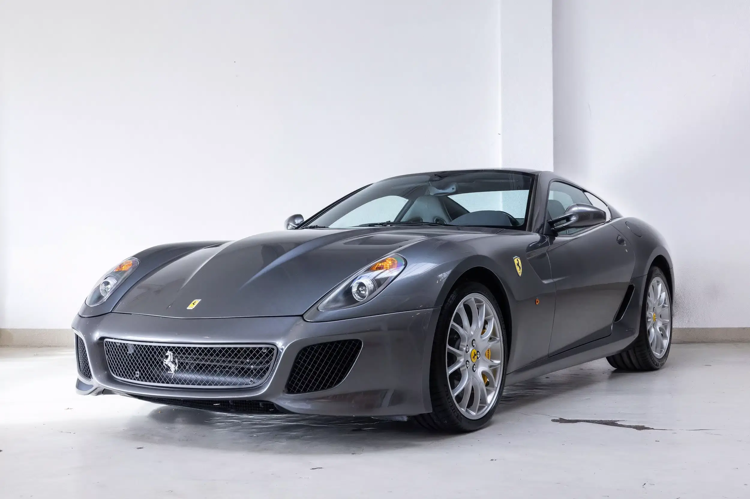 Front oblique view of the 2008 Grigio Silverstone Ferrari 599 GTB