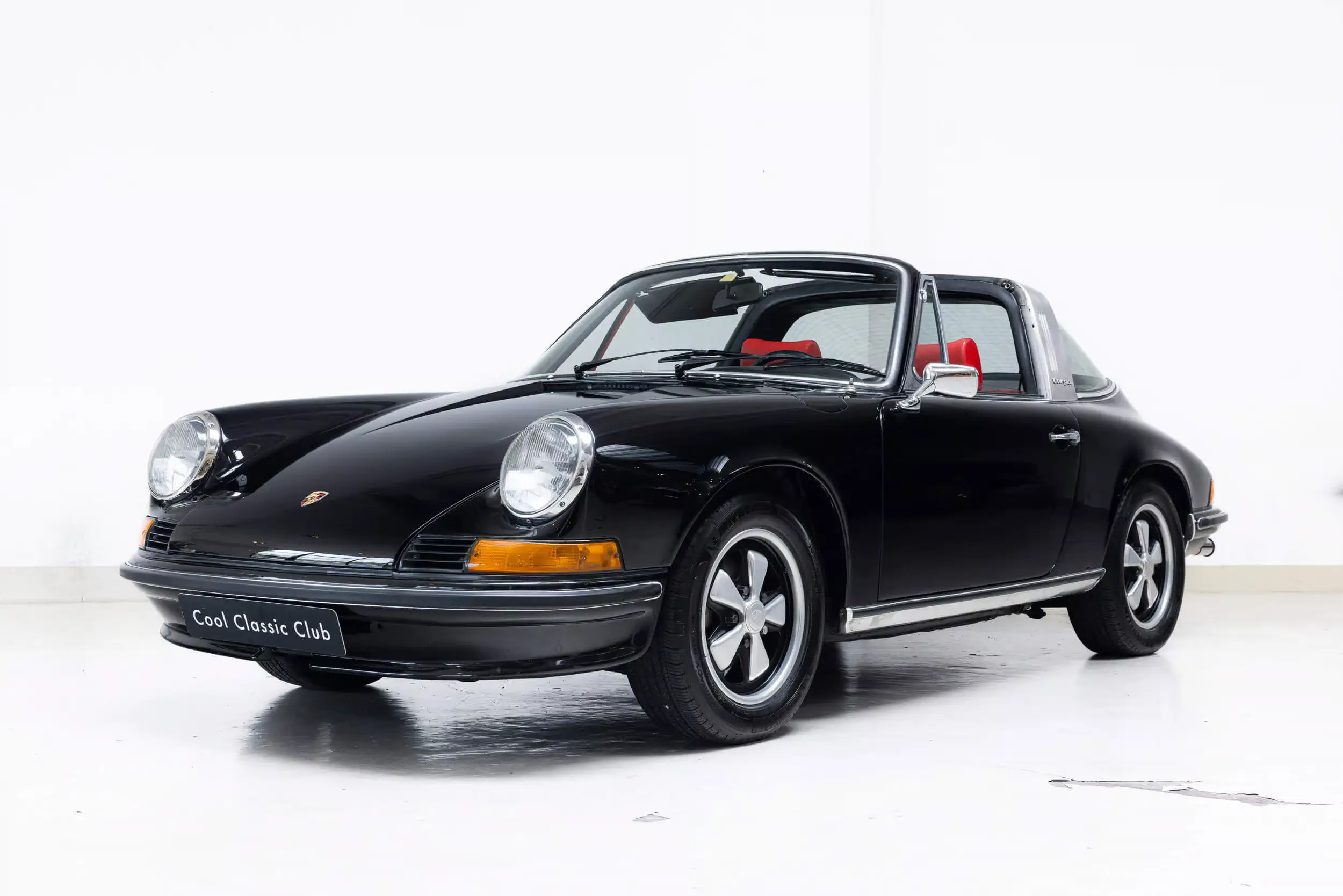 Front oblique view of the 1973 Schwarz Porsche 911 Targa