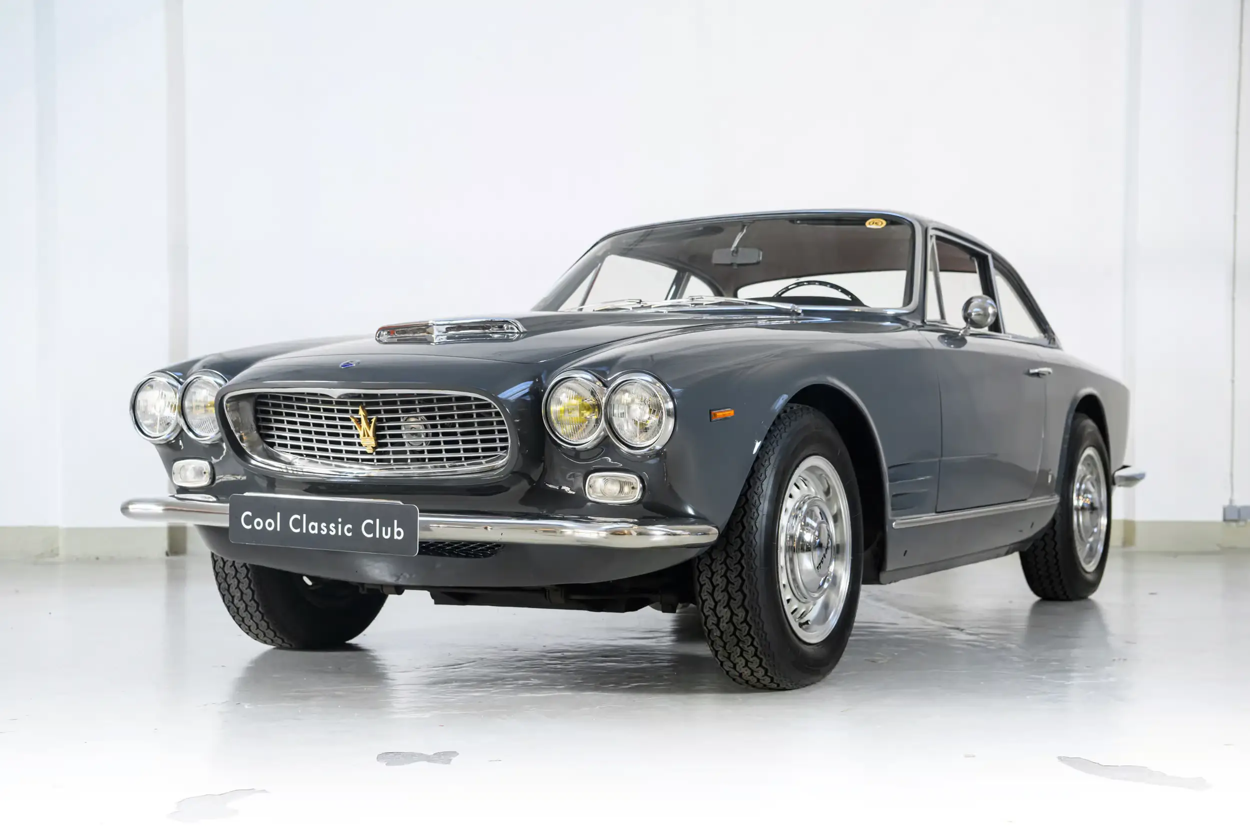 Vista oblicua frontal del Maserati 3500 GTI Sebring Grigio Grafite de 1963