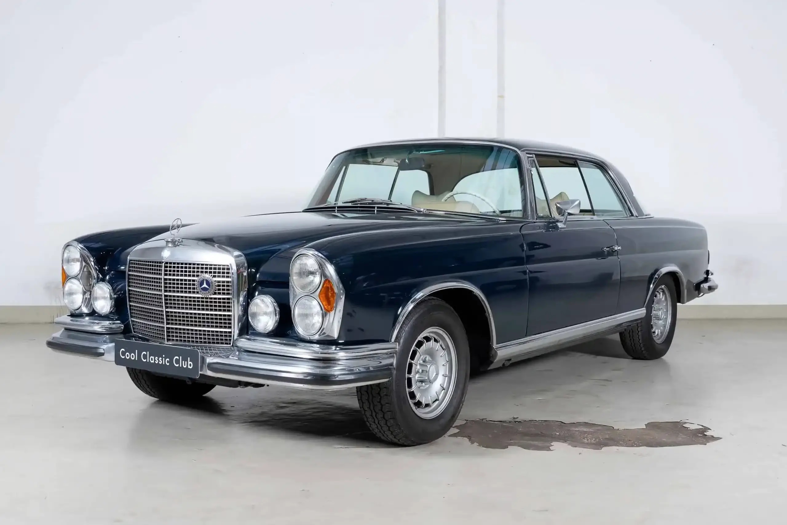 Front oblique view of the 1971 DB904 Mercedes-Benz 280 SE