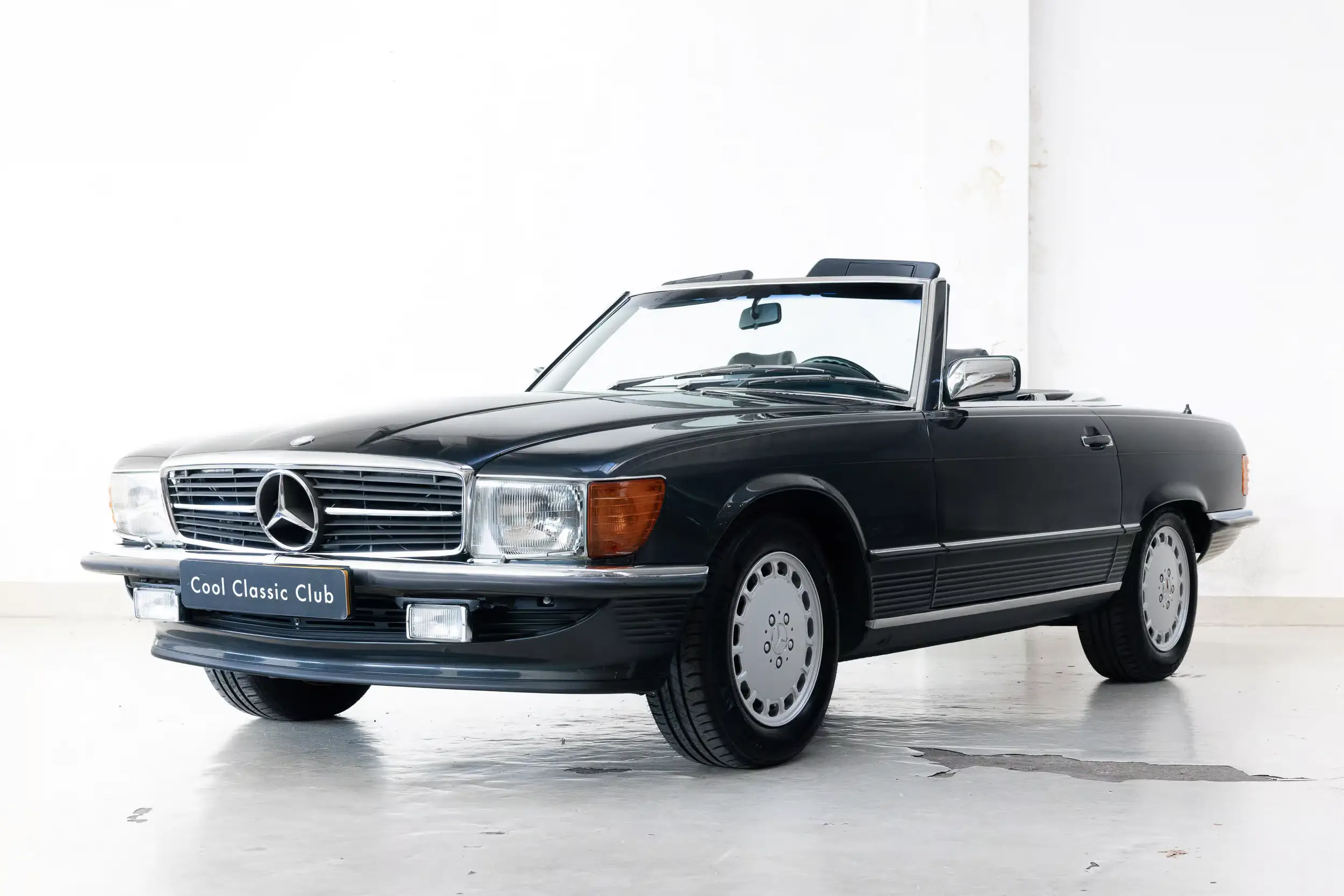 Front oblique view of the 1987 Blauschwarz Metallic Mercedes-Benz 300 SL R107