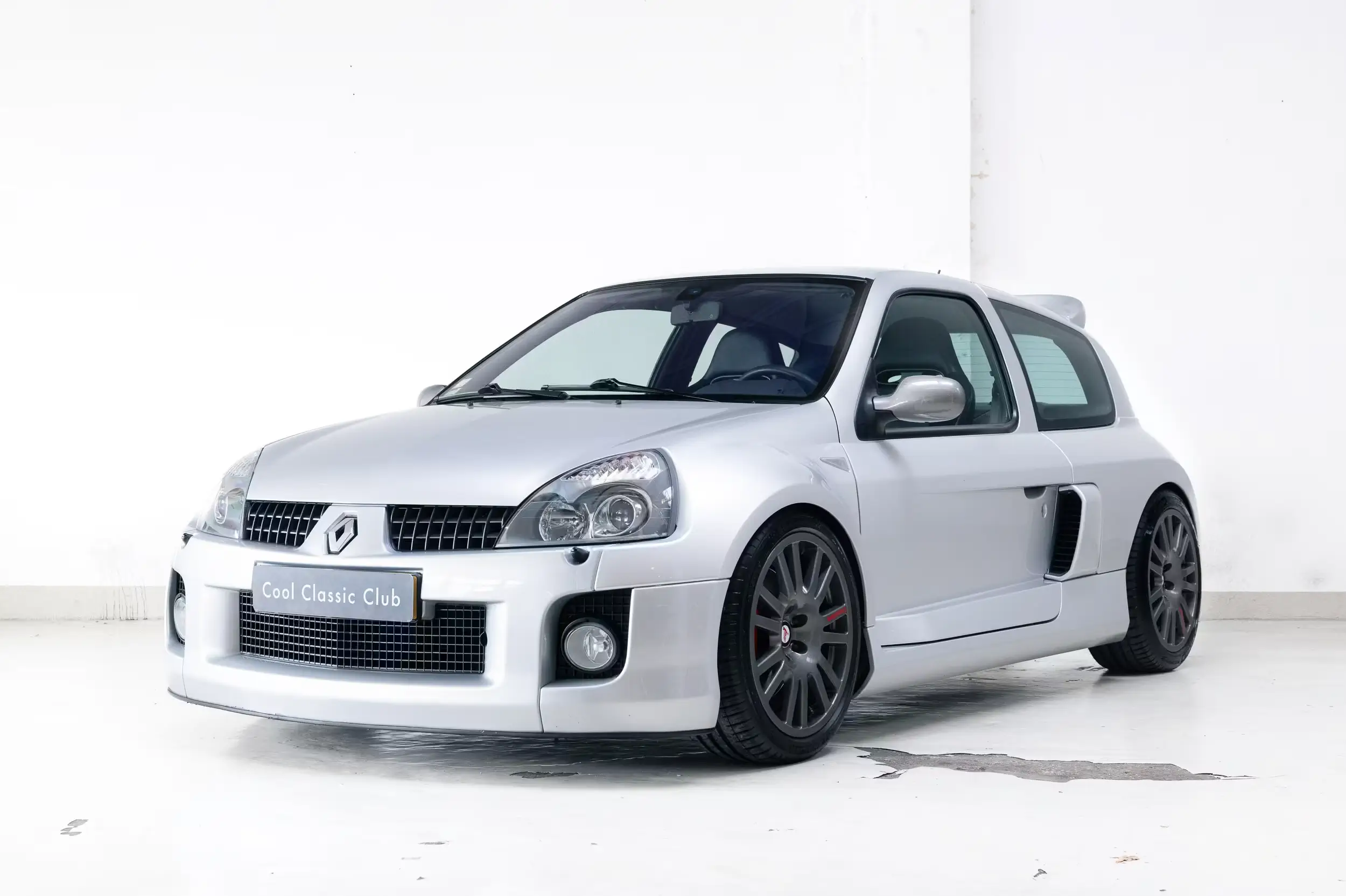 Oblique view Renault Clio V6 RS