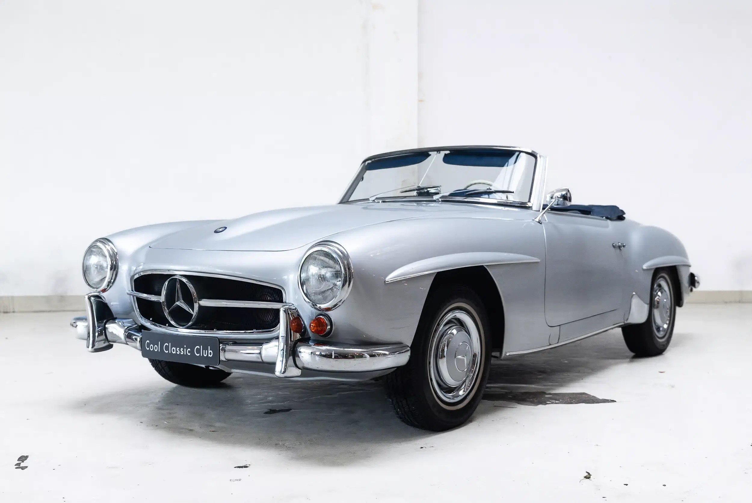 Front oblique view of the 1959 Silbergrau Mercedes-Benz 190 SL 