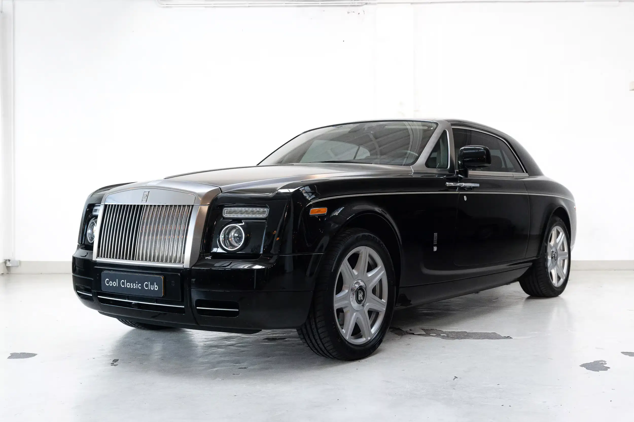 Front oblique view of the 2010 Diamond Black Rolls-Royce Phantom Coupé