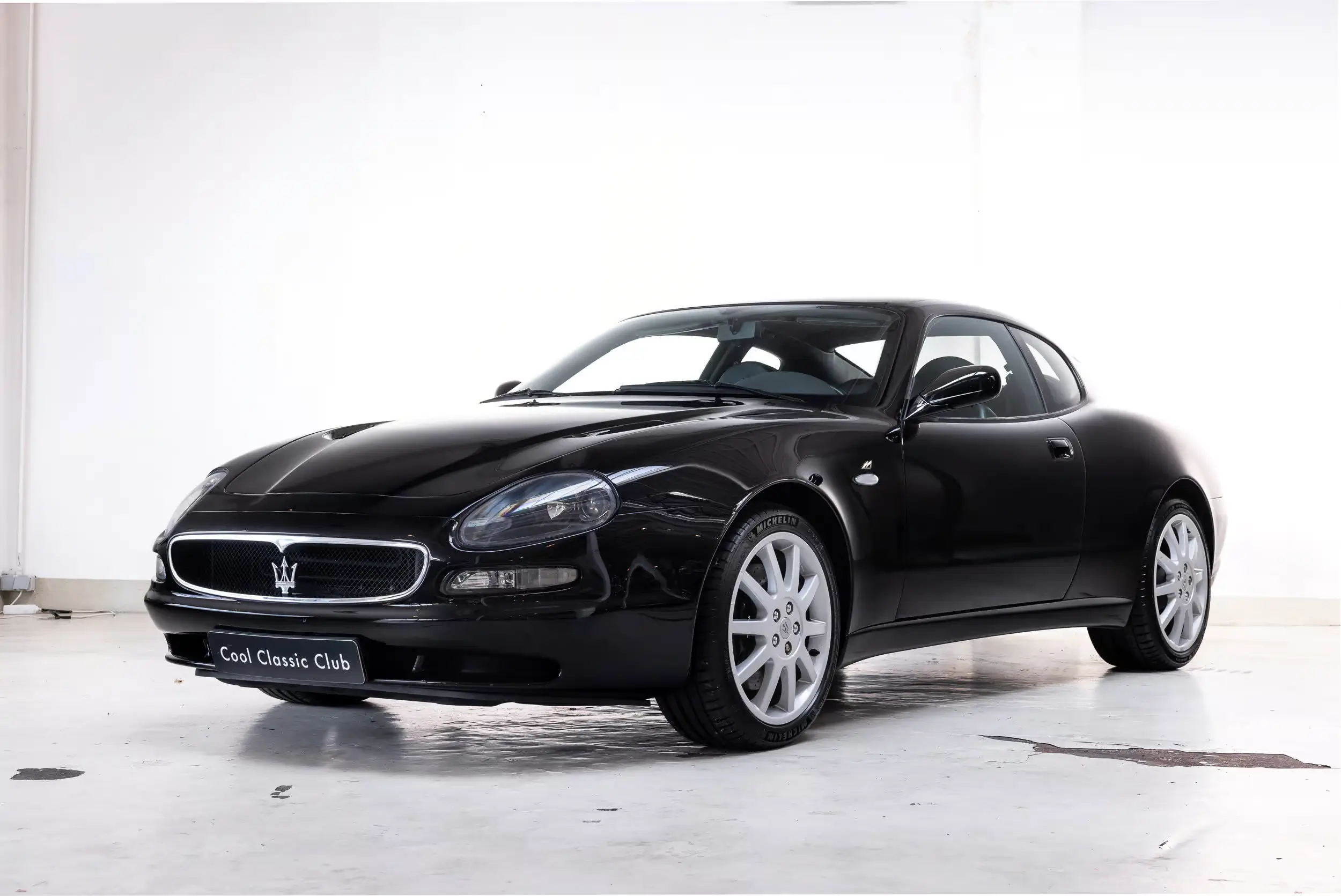 Front oblique view of the 2001 Nero Maserati 3200 GT
