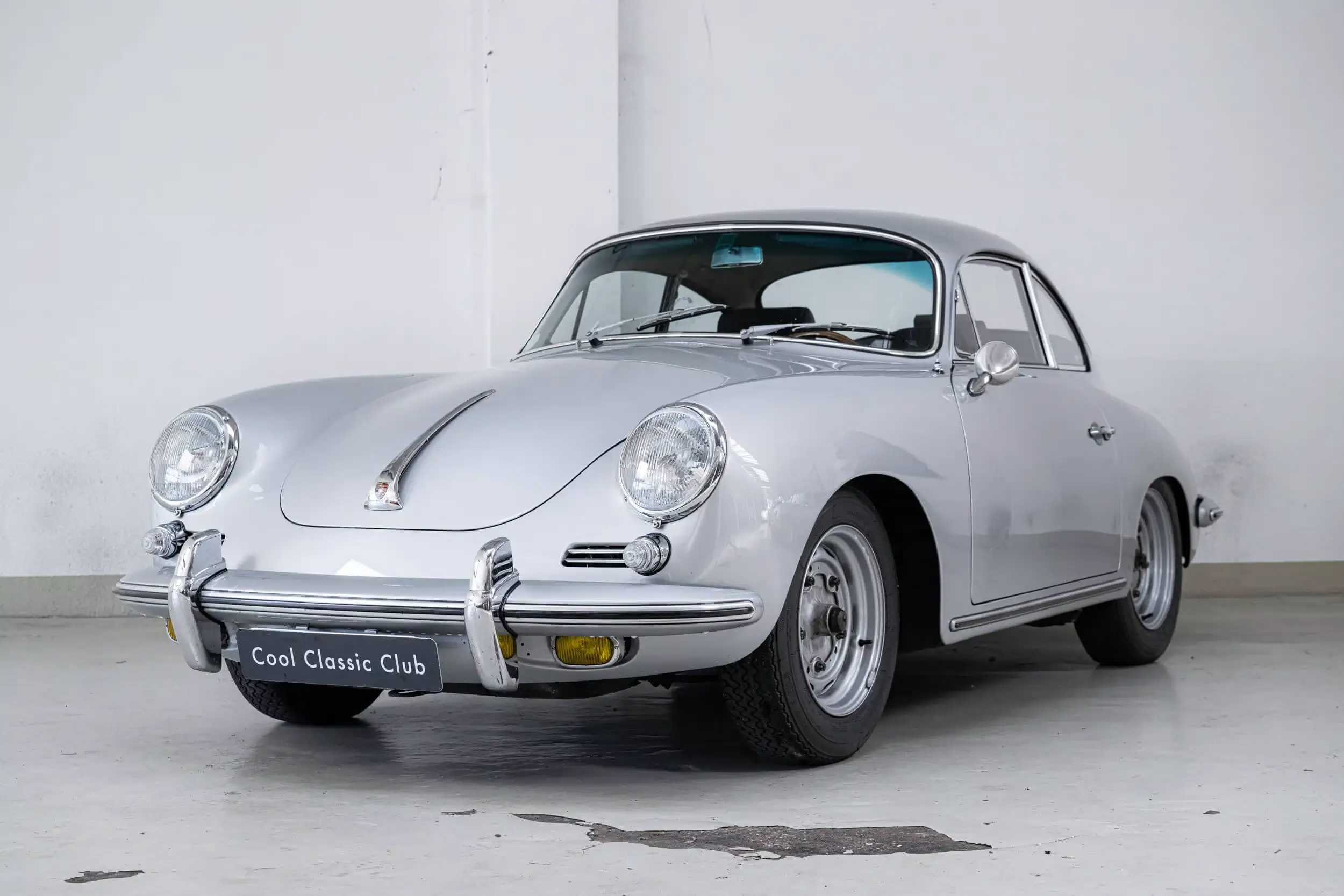 Front oblique view of the 1963 Silber Metallic Porsche 356 B Coupé