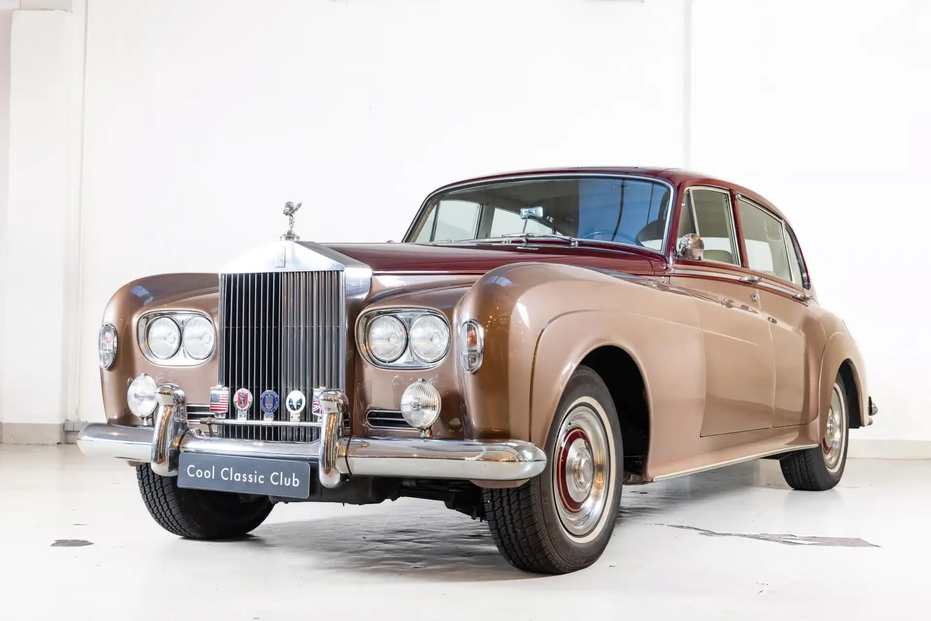 Front oblique view of the 1965 Burgundy en Antilope Rolls-Royce Silver Cloud 3