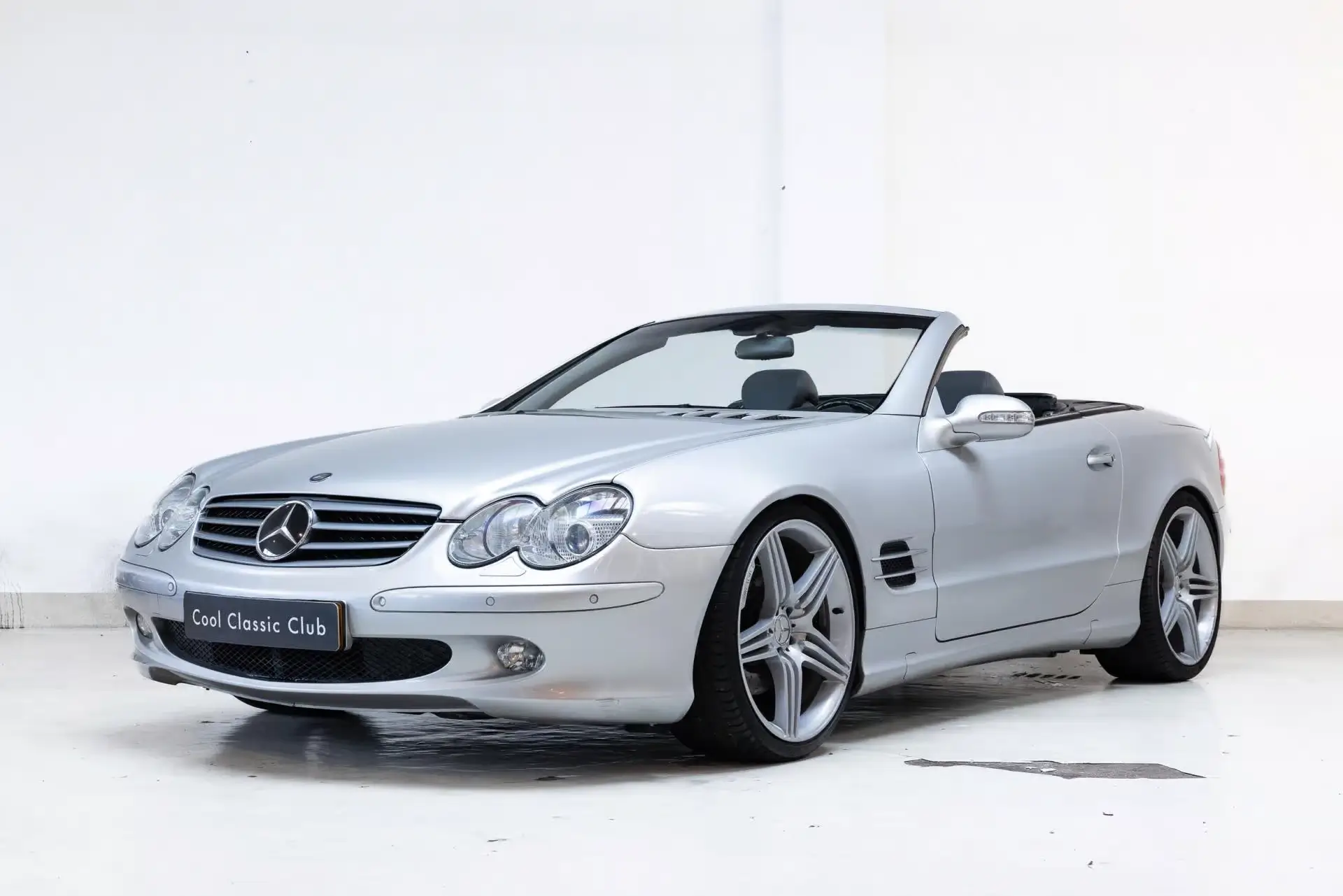 Front oblique view of the 2001 Brilliant Silver Metallic Mercedes-Benz 500SL