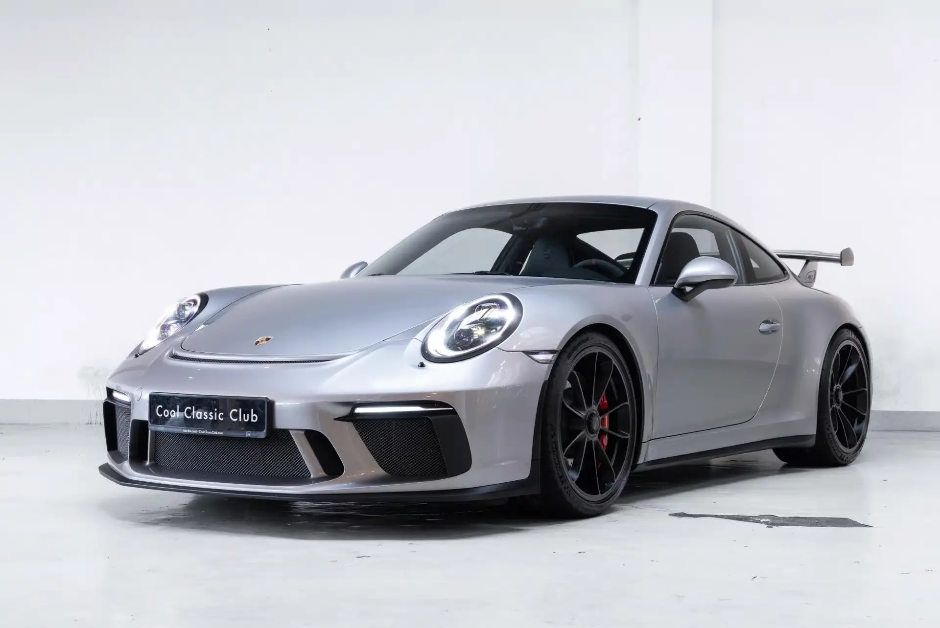 Front oblique view of the 2018 Silber metallic Porsche 911 991.2 GT3